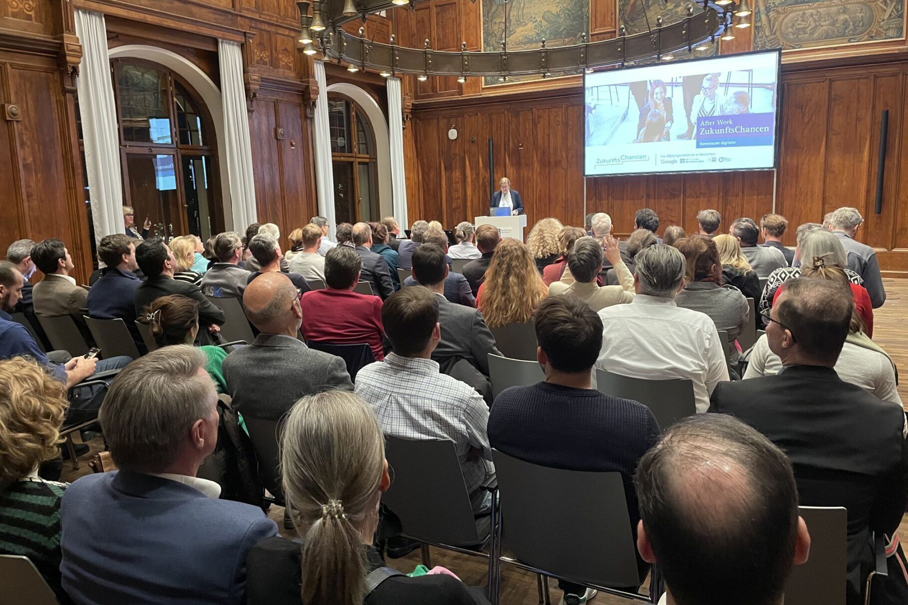 Teilnehmer/innen im Handwerkskammersaal der IHK München
