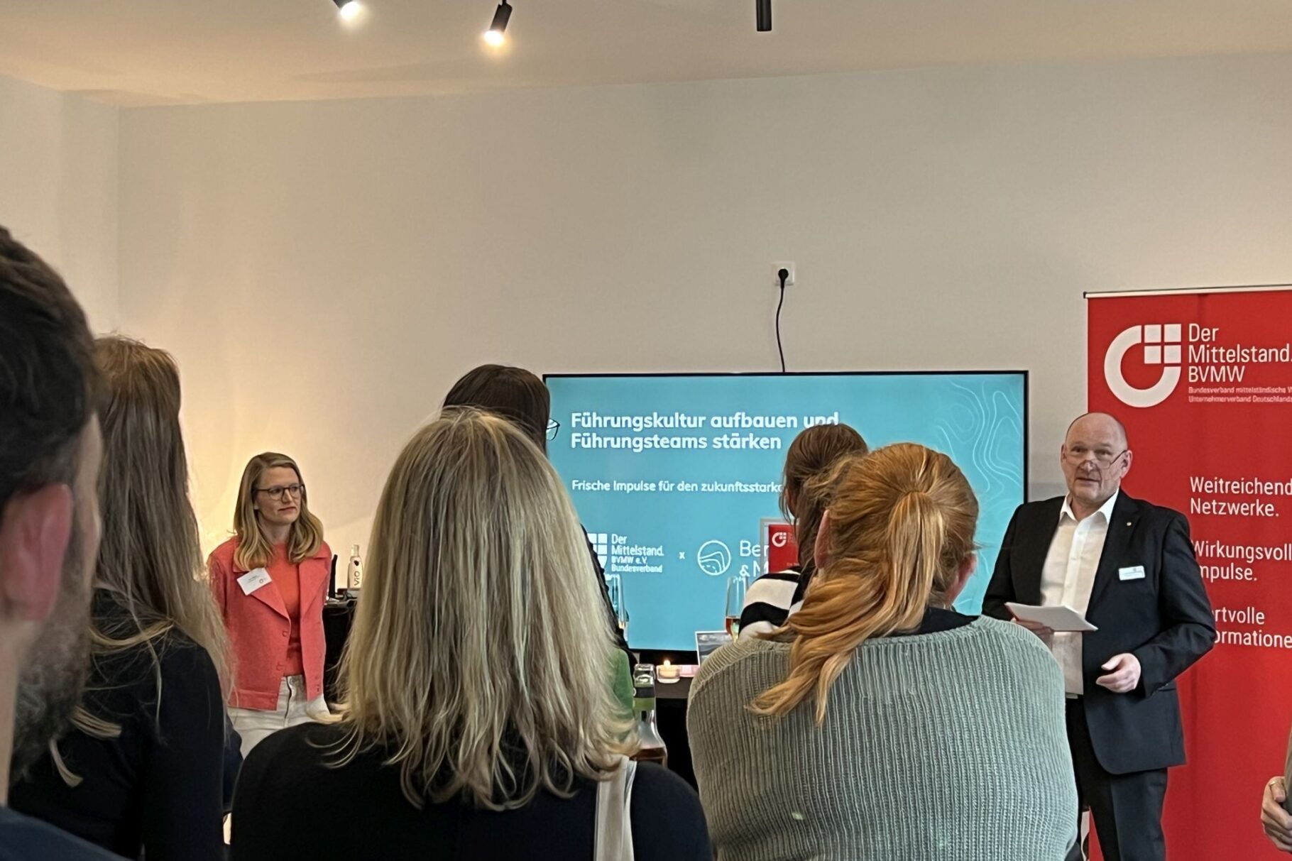 Start mit Begrüßung durch W. Thanner/BVMW und Vorstellung Kim Wlach / Jonas Schneider, Berg & Macher