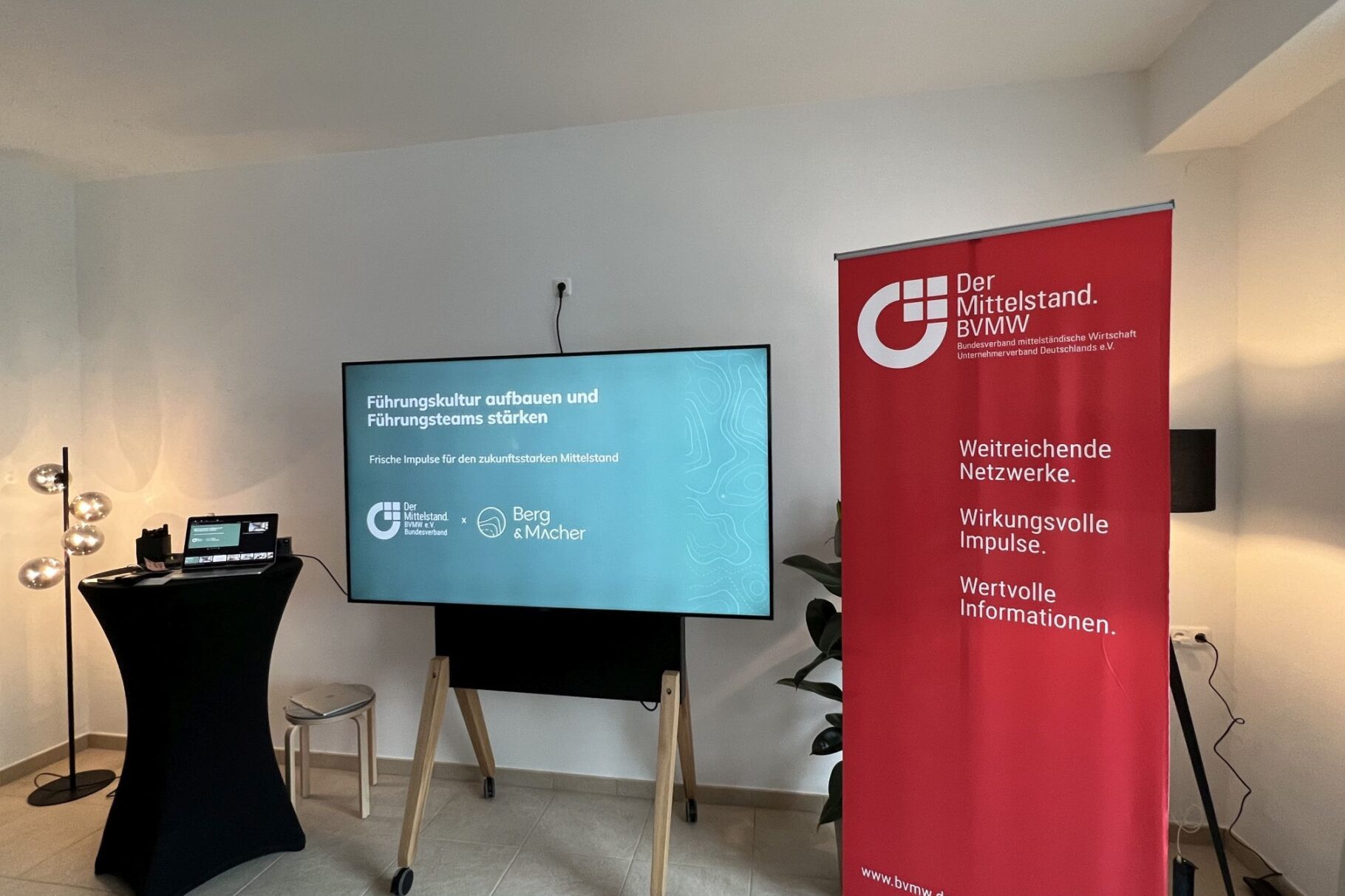 Stehtisch, Bildschirm, Rollup BVMW