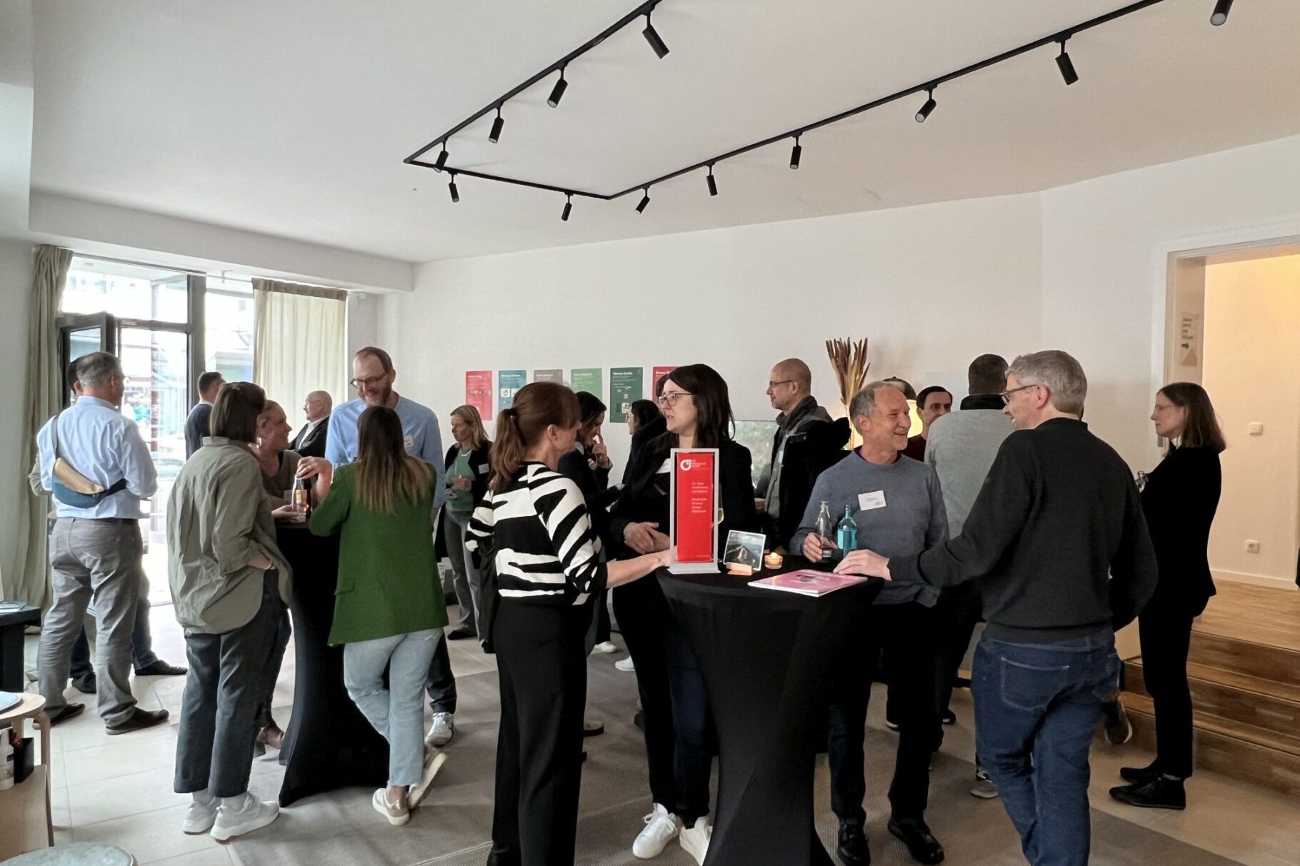 viele Personen in einem Raum unterhalten sich