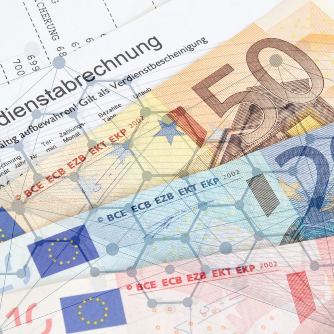 Geldscheine (Euro) liegen auf einem Ausdruck einer Verdienstabrechnung