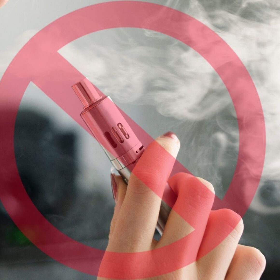 Frau hält E-Zigarette in rechter Hand und bläst Dampfwolke aus; Stoppzeichen darüber gelegt