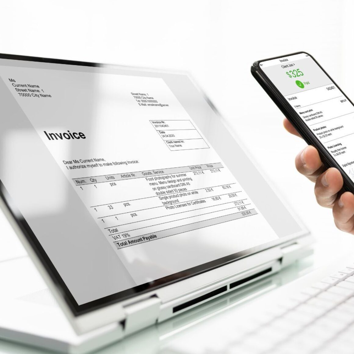 zwei Hände von Person die vor Laptop sitzt auf dem "Invoice" angezeigt wird, halten ein Smartphone und geben Bezahlinformationen ein, Logos Agenda: und Der Mittelstand BVMW e.V.