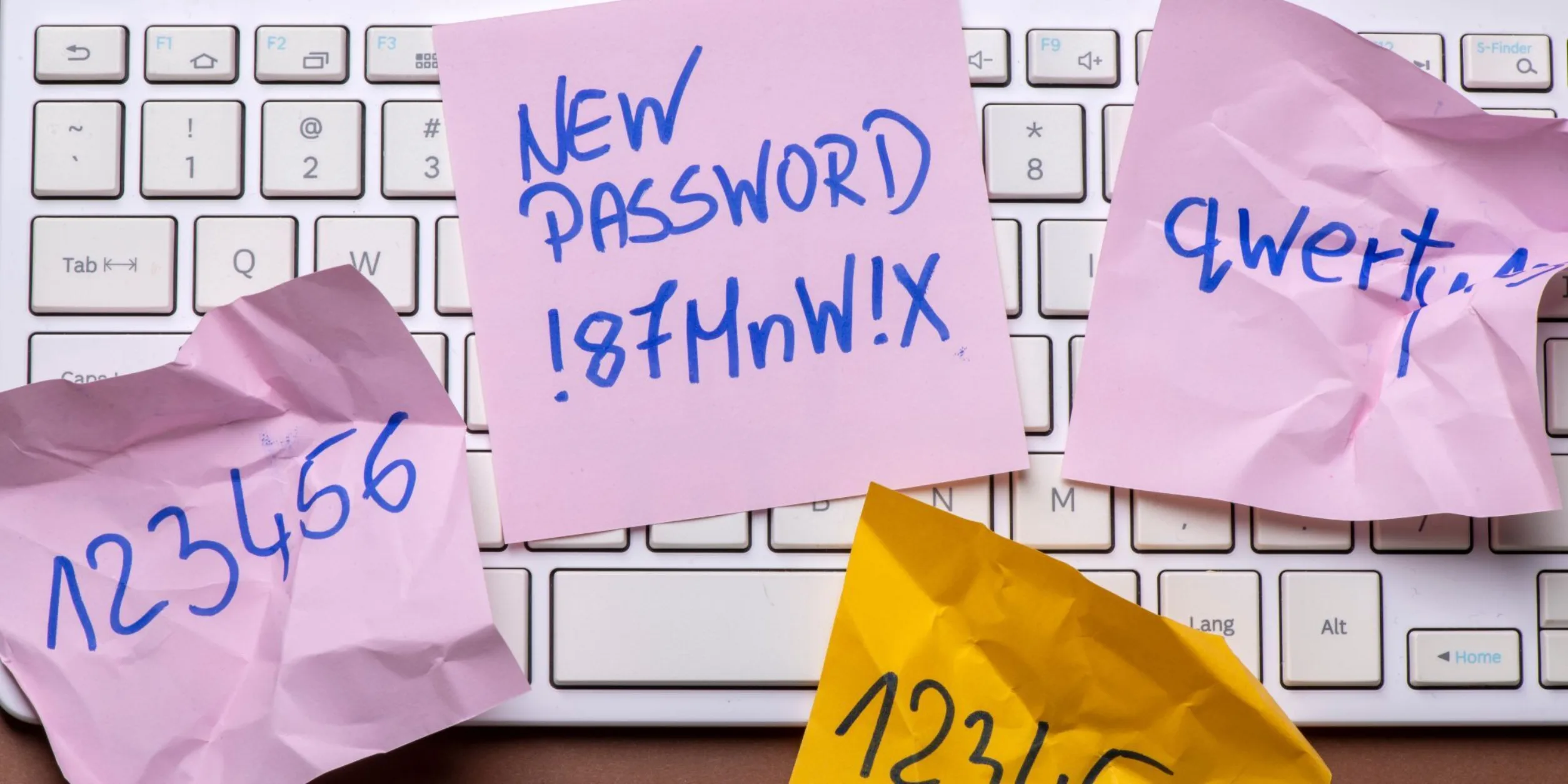 Tastatur mit Notizzetteln voller Passworte