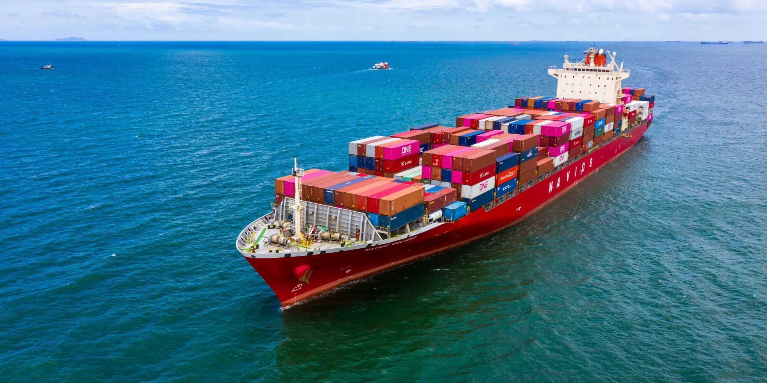 Containerschiff auf weiter See