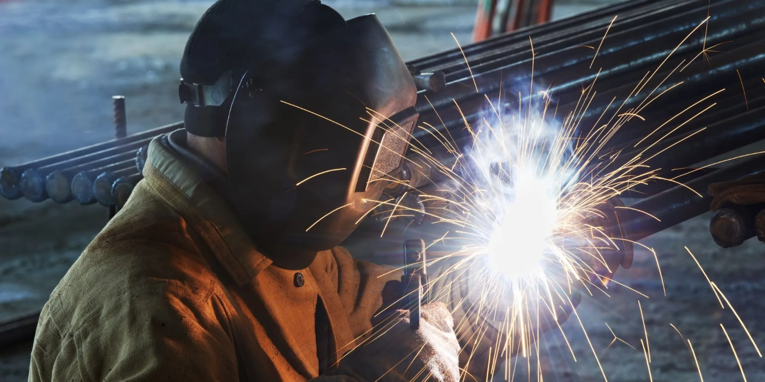 Schweißer bei der Arbeit (mit Maske)