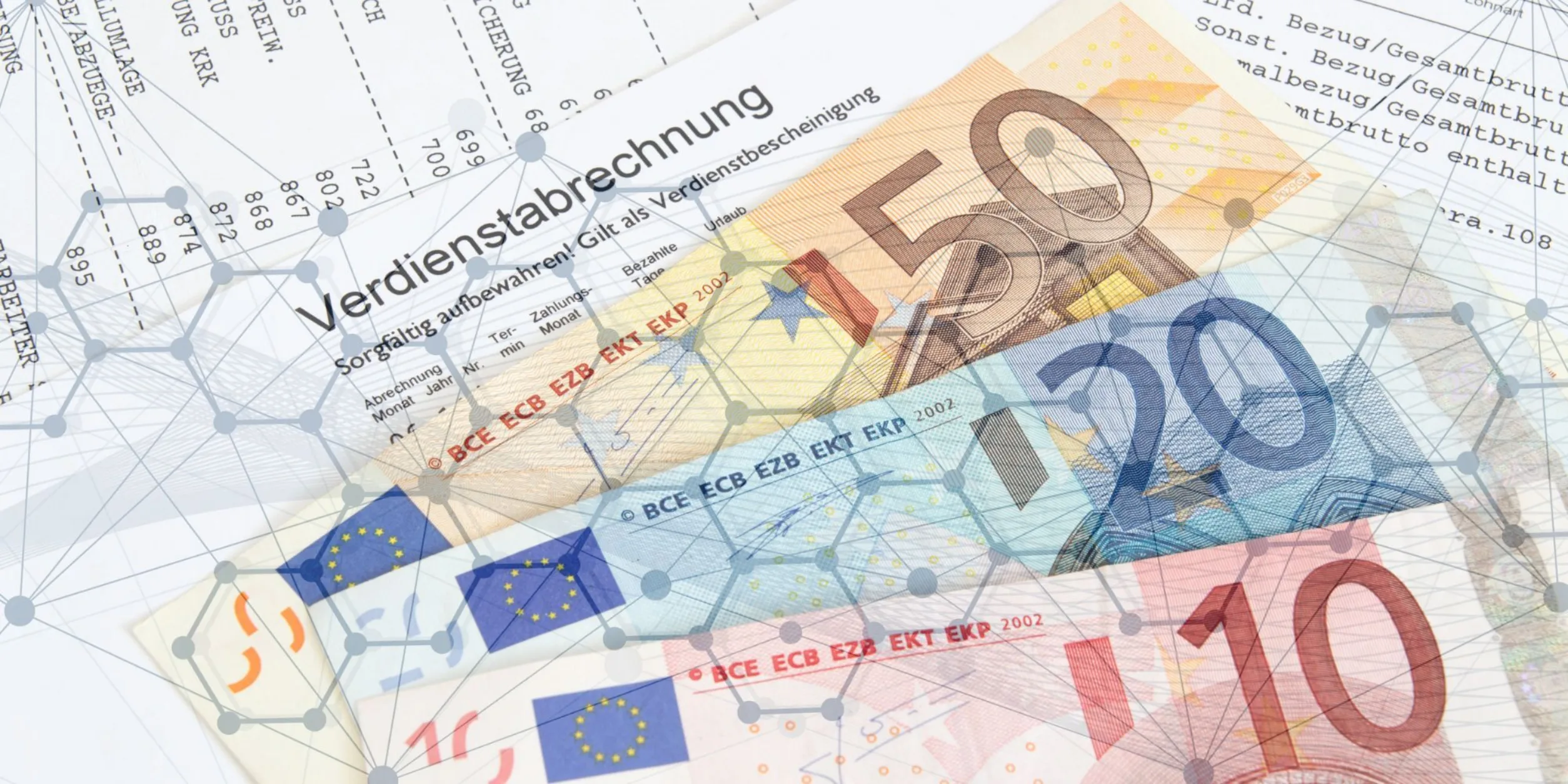 Geldscheine (Euro) liegen auf einem Ausdruck einer Verdienstabrechnung