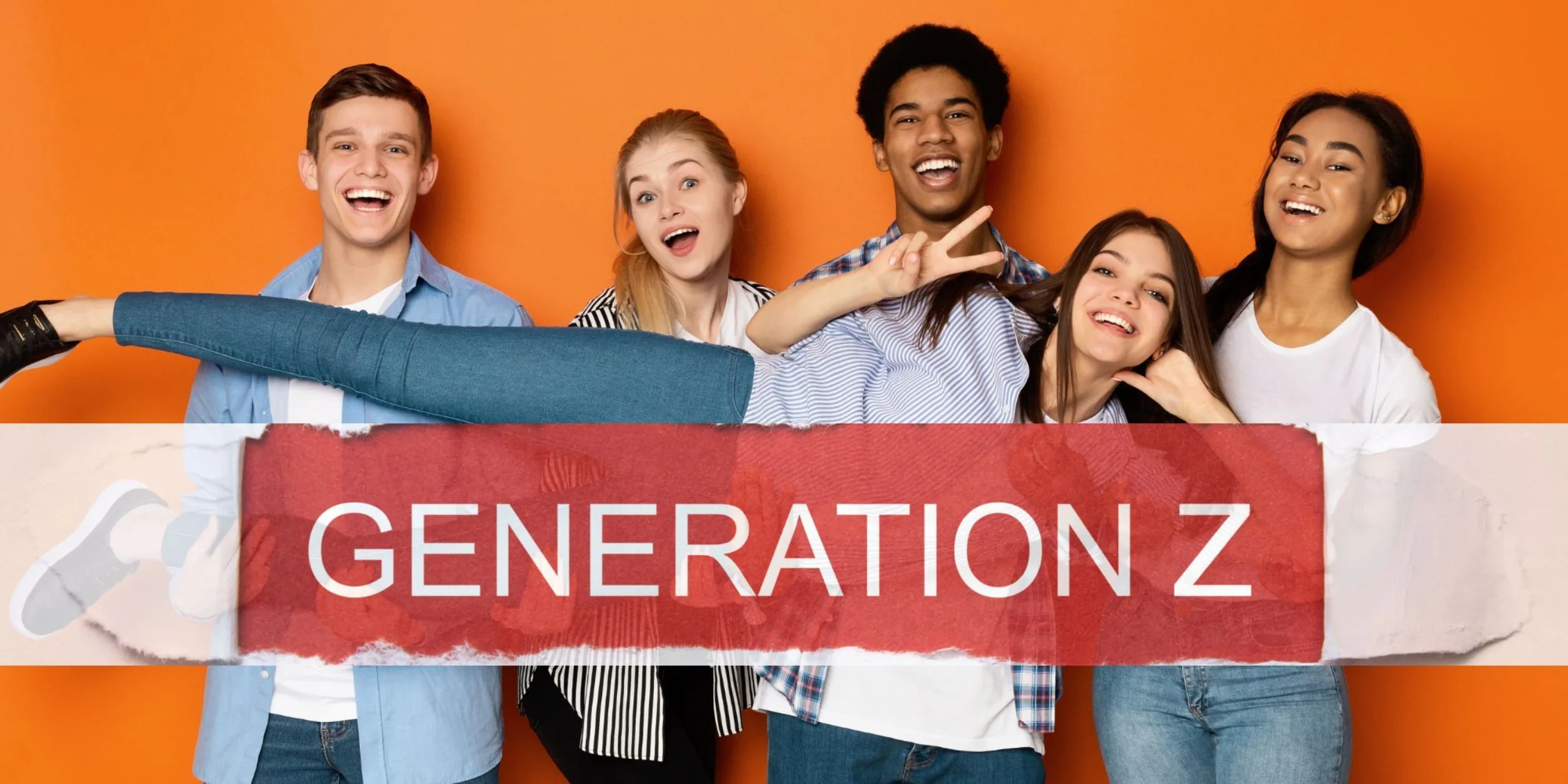 vier Jugendliche heben ein Mädchen quer hoch und lachen, Schriftzug Generation /