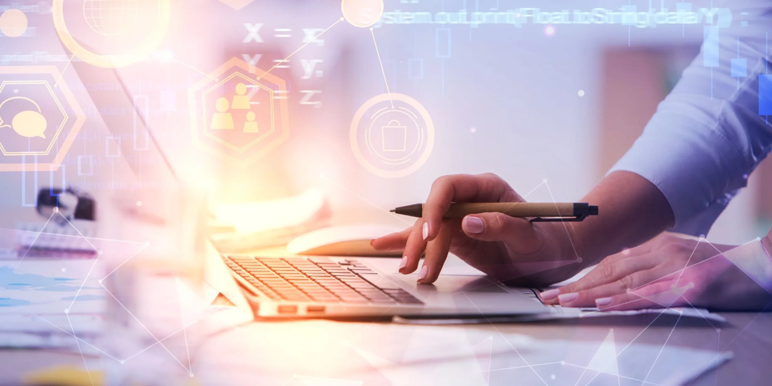Frau tippt auf Laptop, Stift in der Hand, Digitalsymbole hintergrund