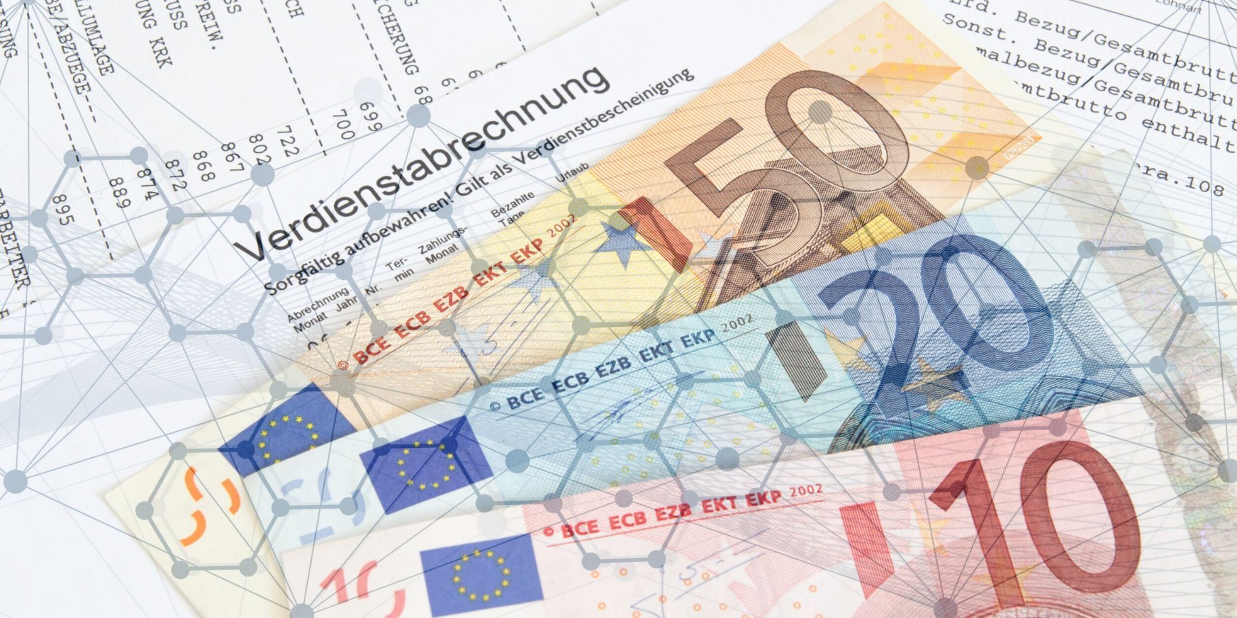 Geldscheine (Euro) liegen auf einem Ausdruck einer Verdienstabrechnung