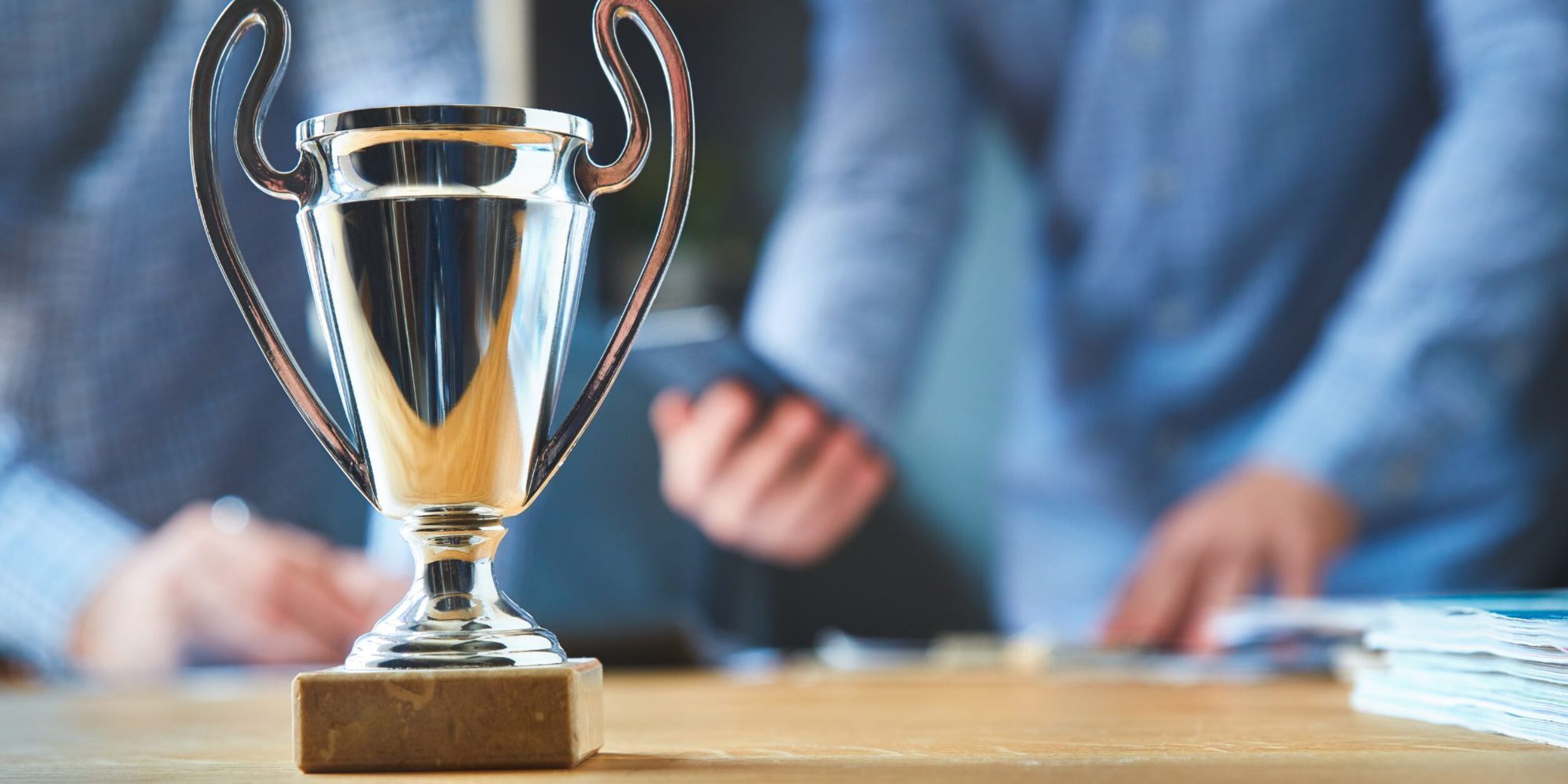 Pokal, Menschen im Hintergrund