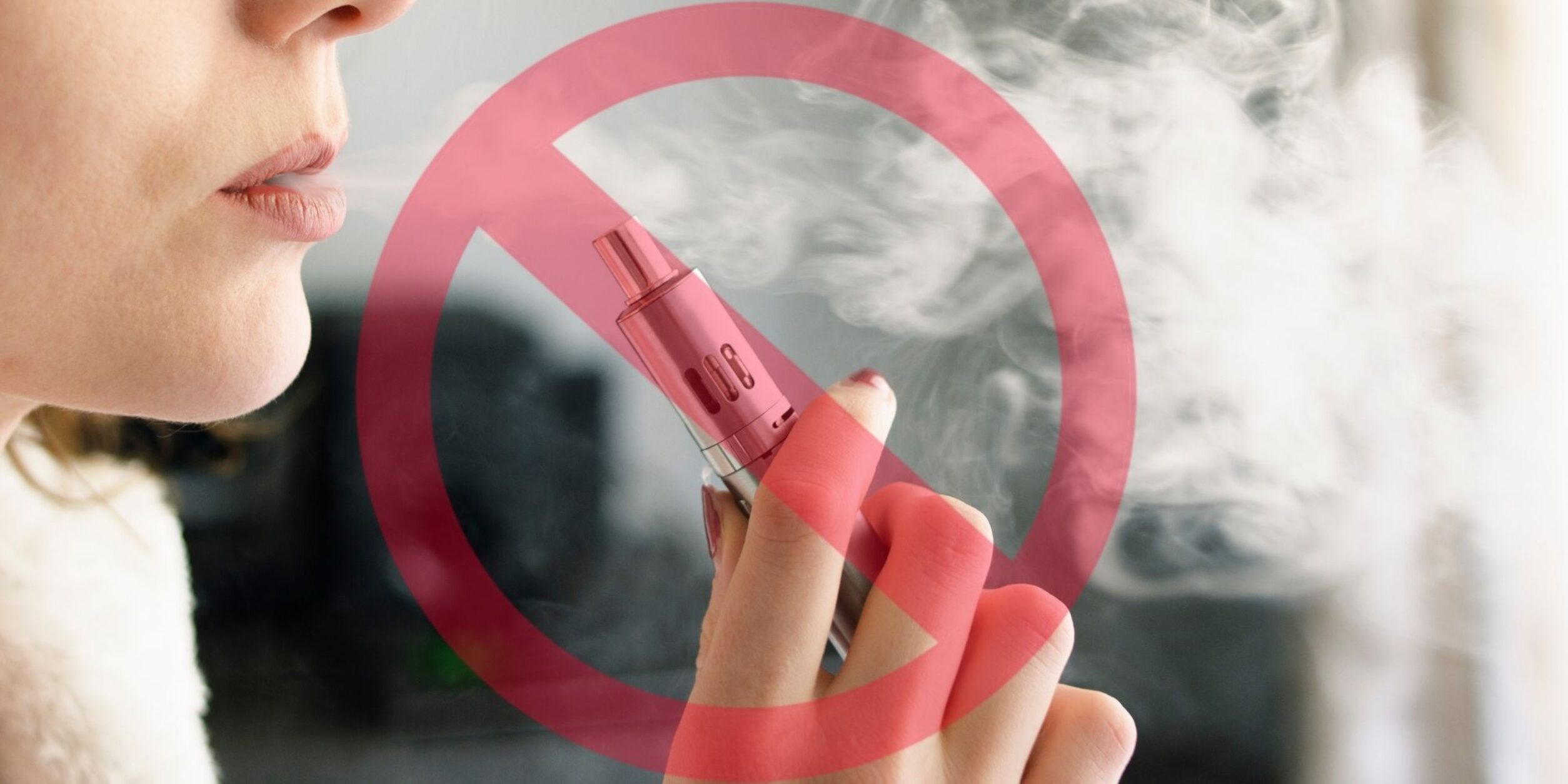 Frau hält E-Zigarette in rechter Hand und bläst Dampfwolke aus; Stoppzeichen darüber gelegt