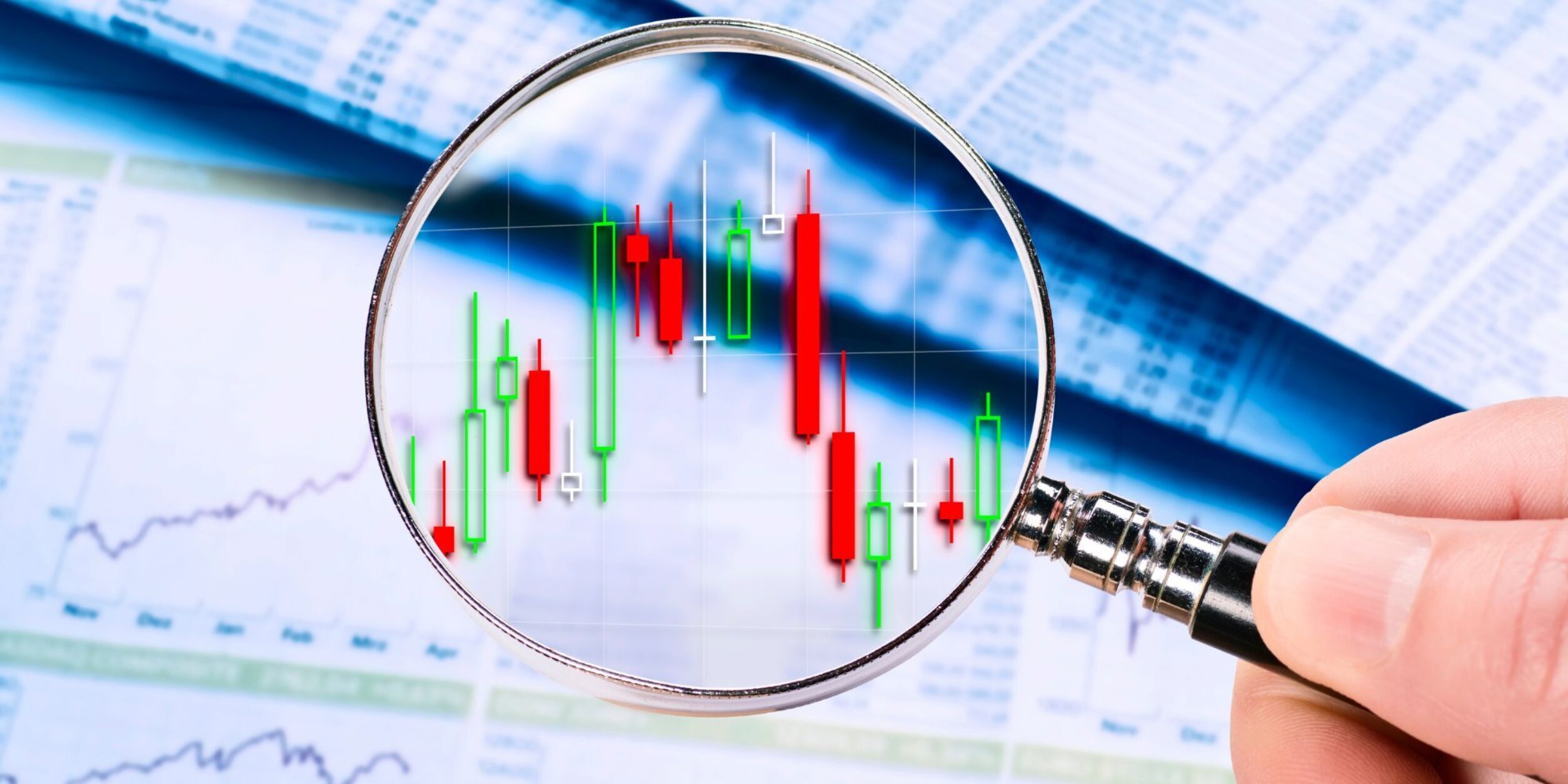 Lupe schaut auf Statistiken