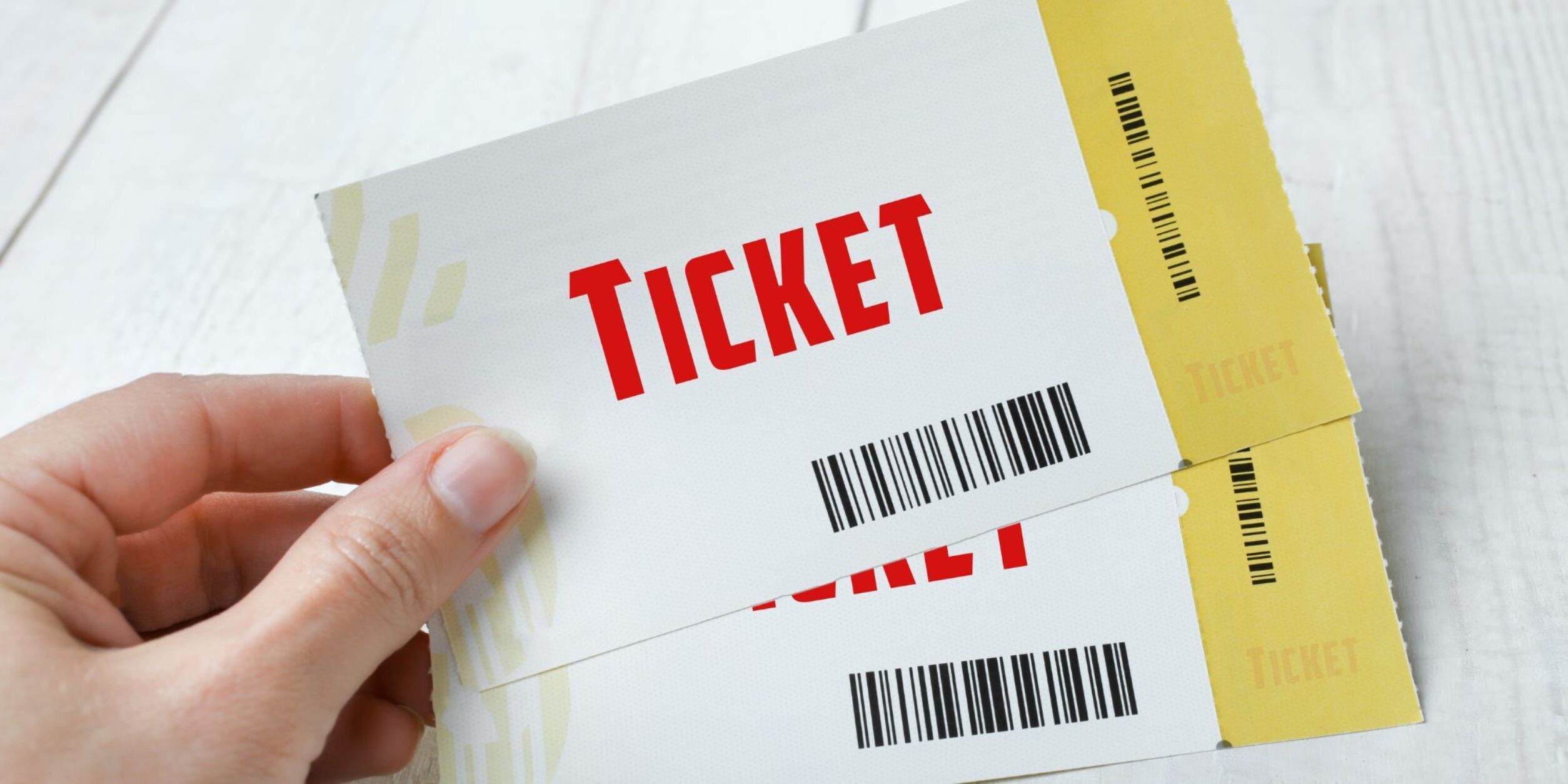 Hand hält zwei Tickets