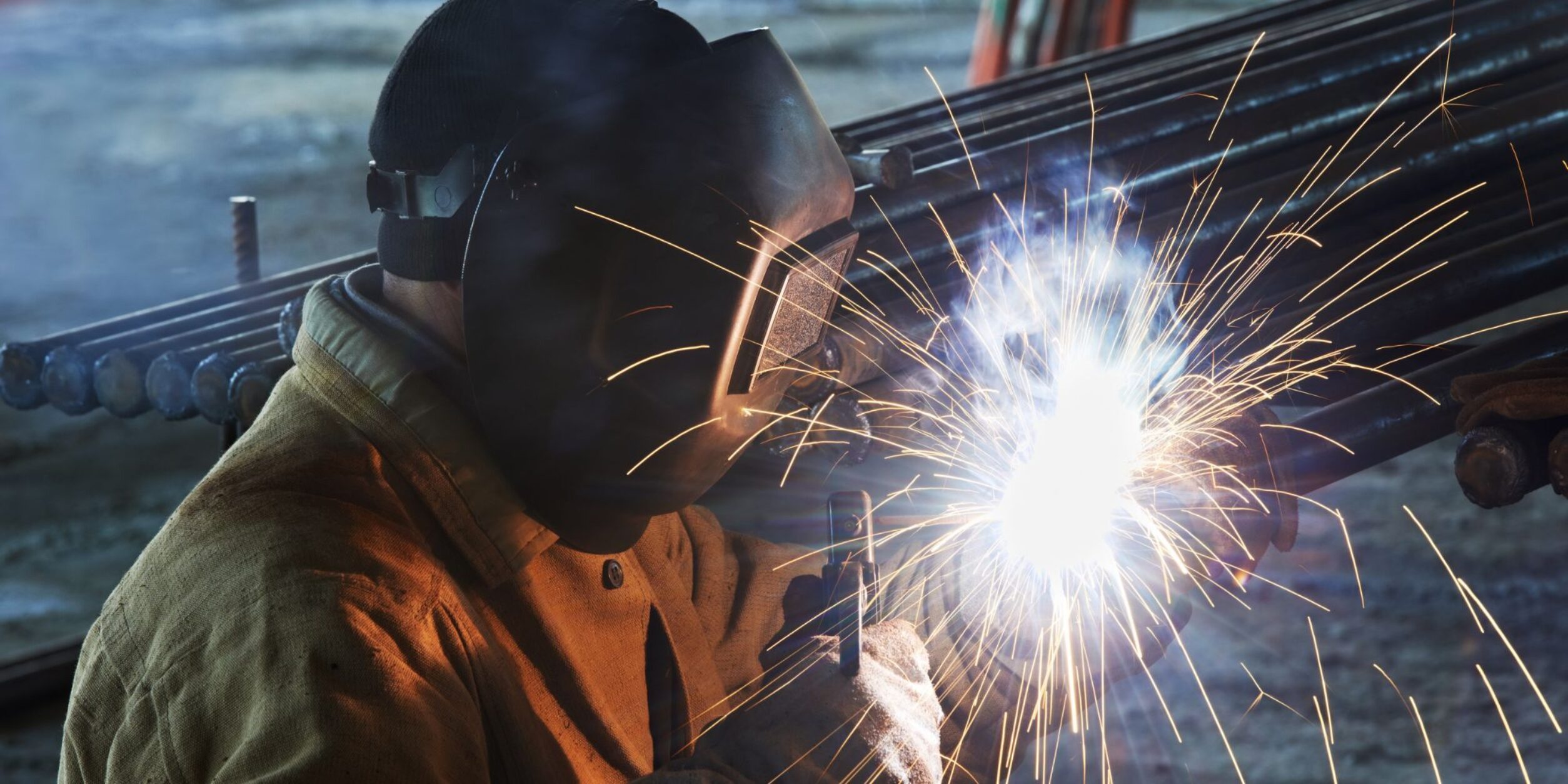 Schweißer bei der Arbeit (mit Maske)