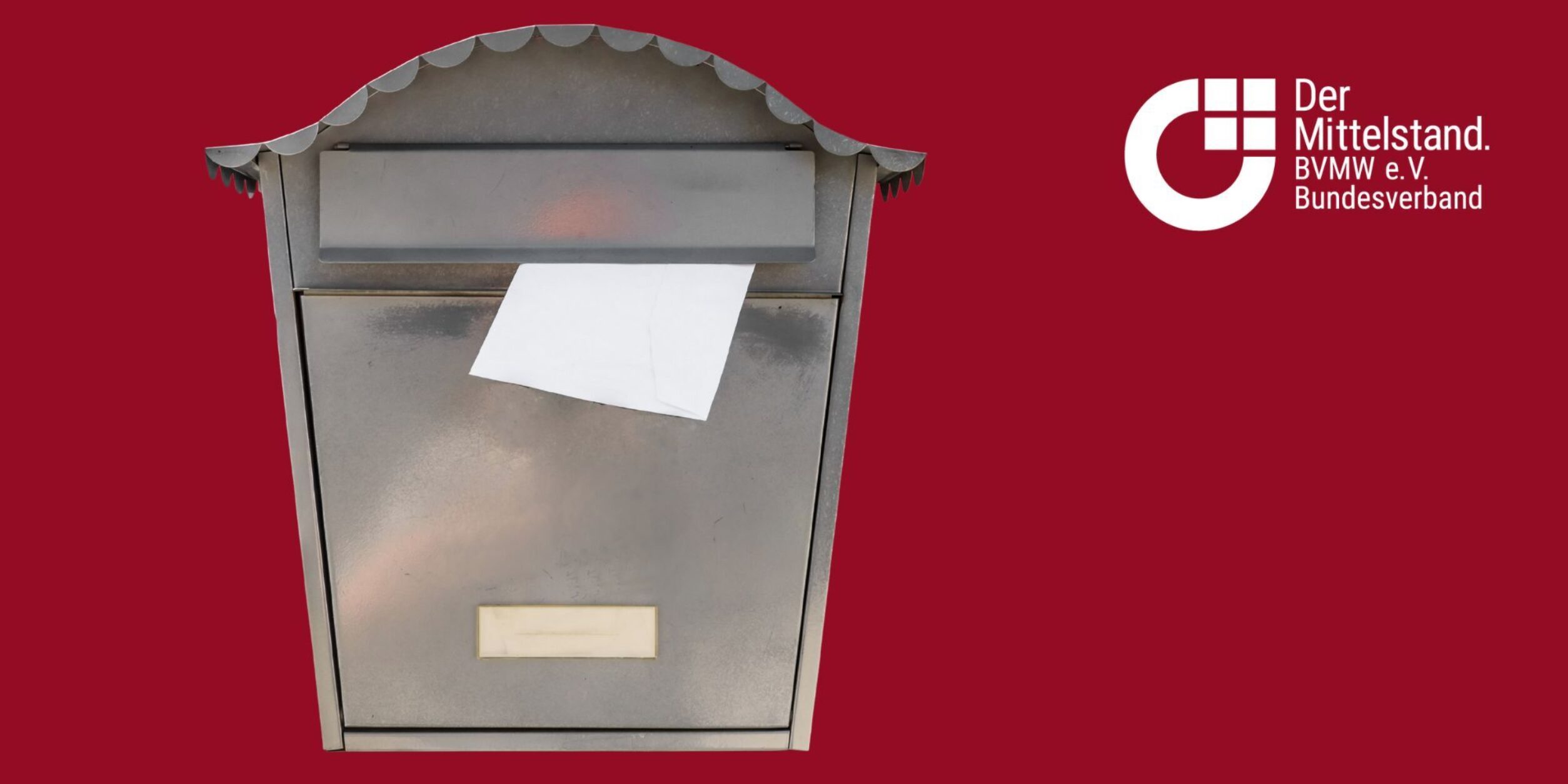grauer Briefkasten vor rotem Hintergrund mit BVMW Logo
