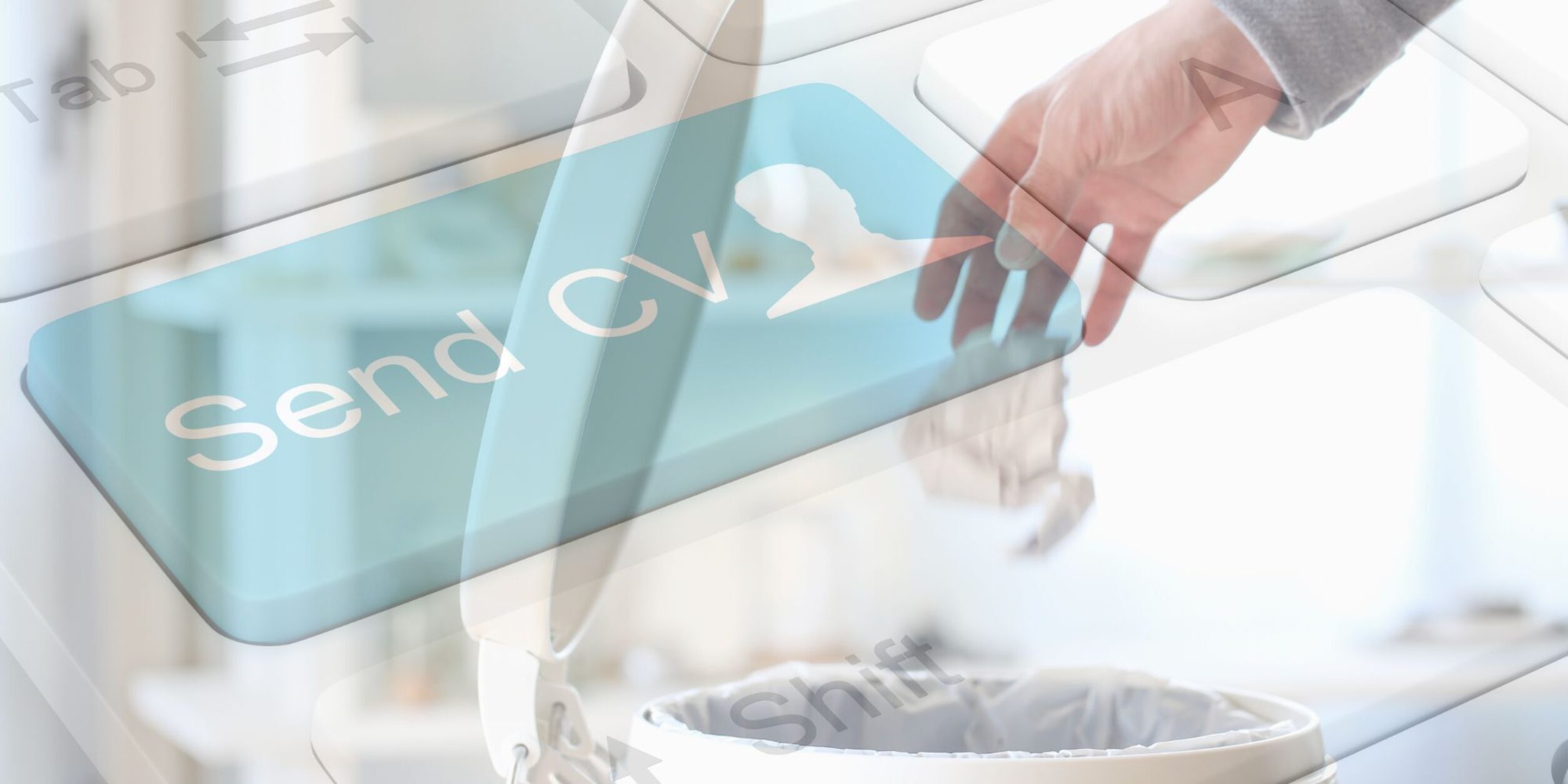 Tastatur mit Aufschrift "Send CV", im Hintergrund Hand, die zerknülltes Papier in einen Mülleimer wirft