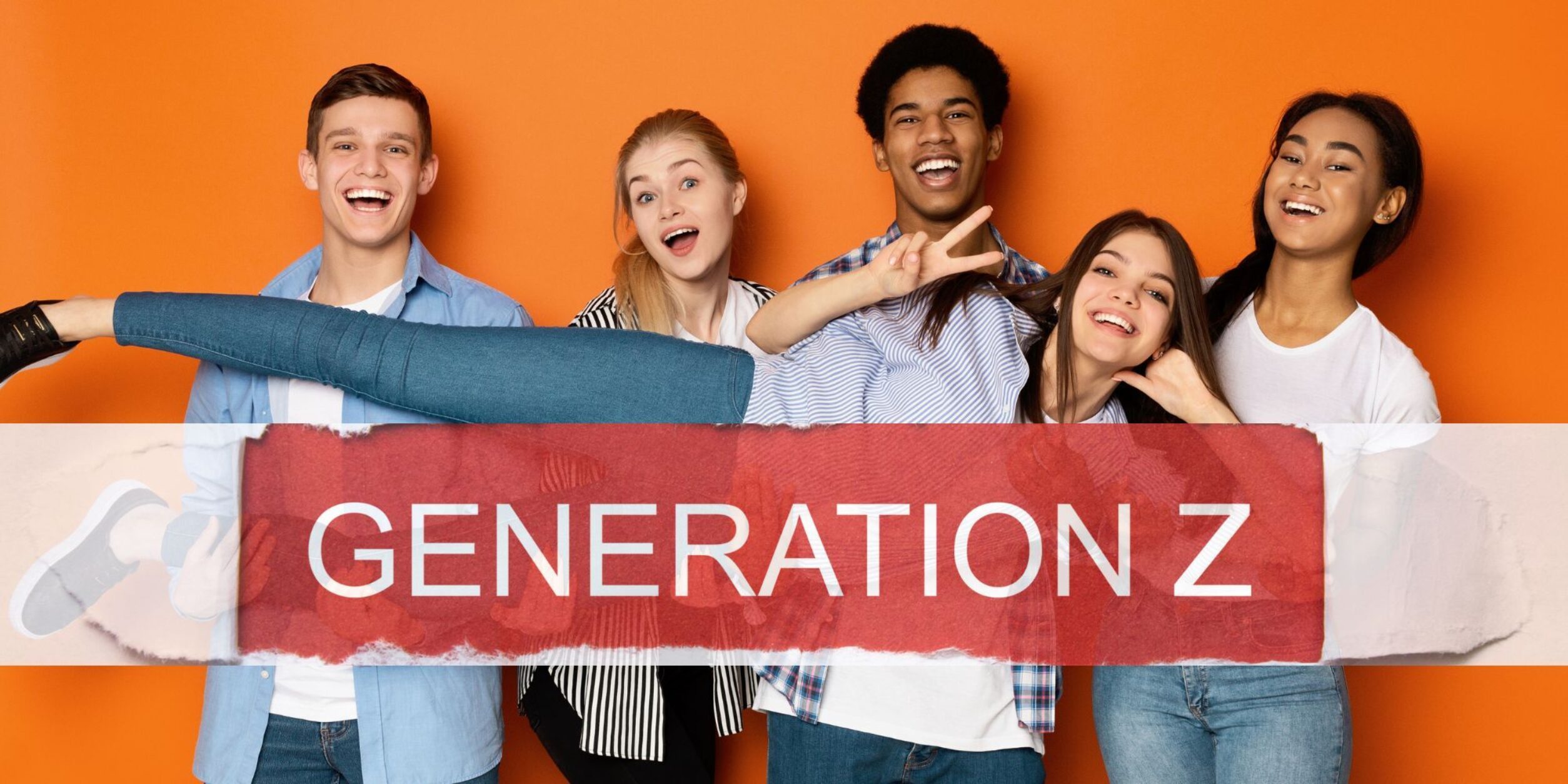 vier Jugendliche heben ein Mädchen quer hoch und lachen, Schriftzug Generation /