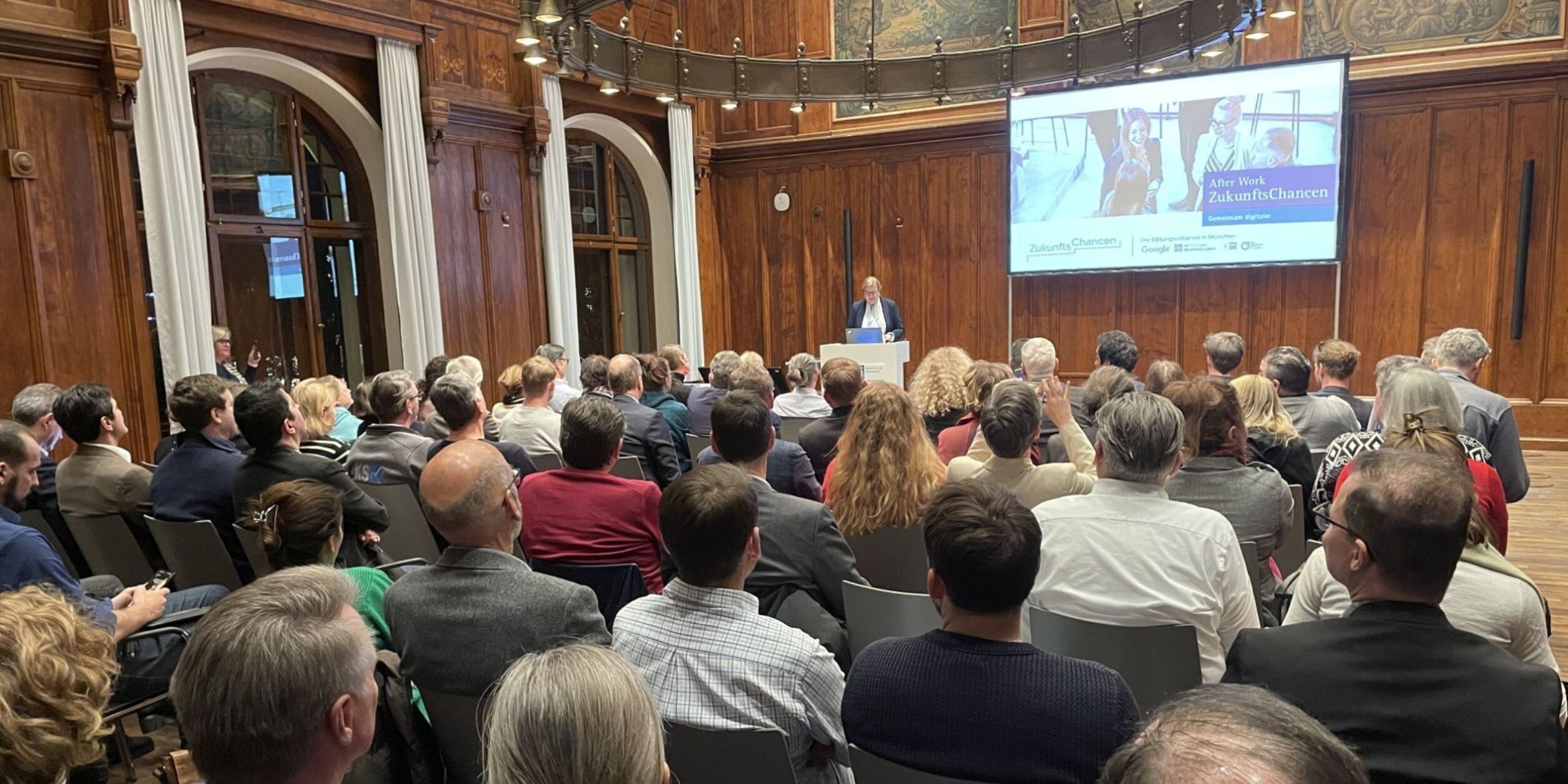 TeilnehmerInnen des 16. AfterWork ZukunftsChancen im Handelskammersaal der IHK München