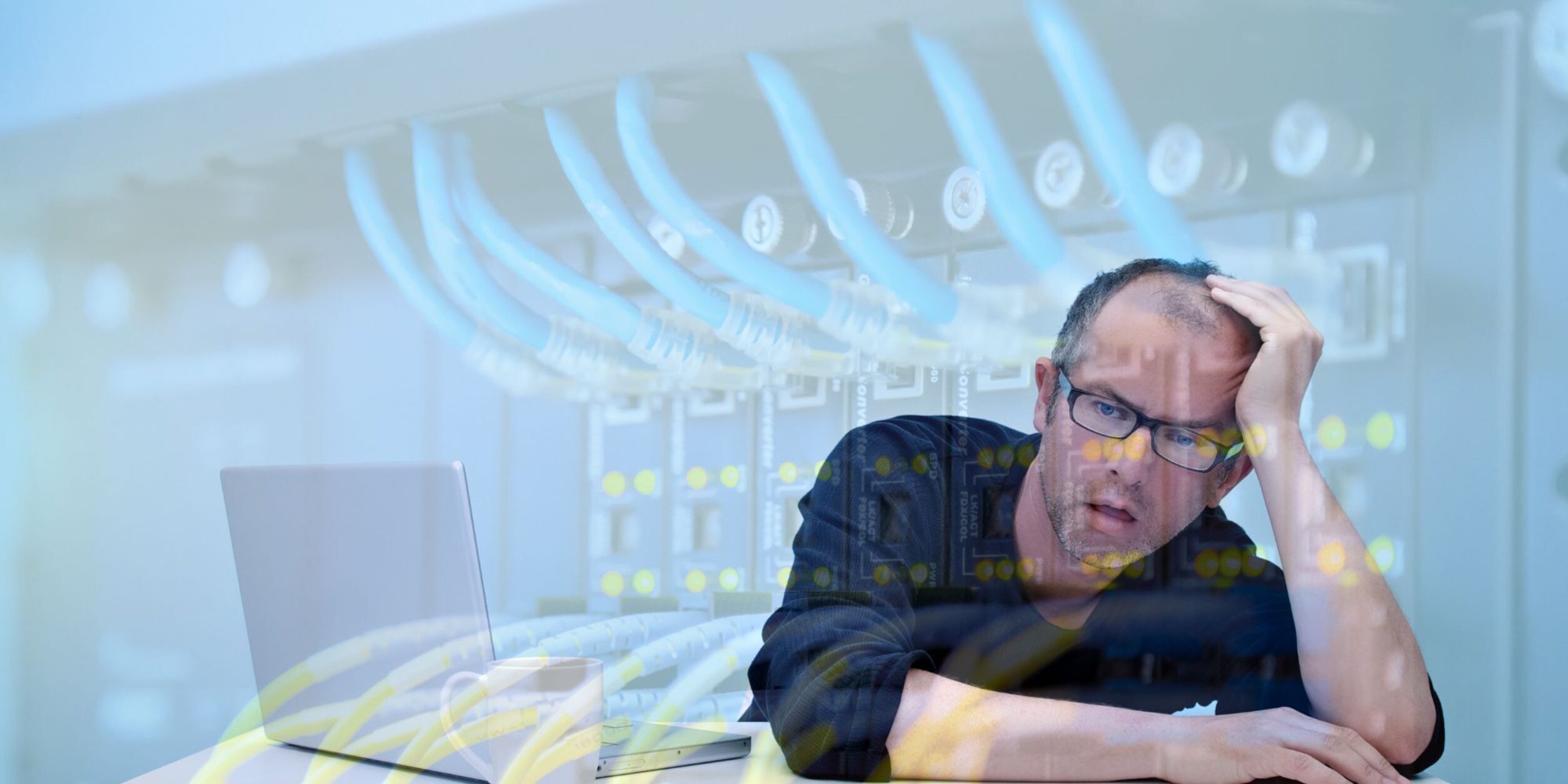 Gelangweilter Mann mit Laptop, Netzwerkrouter mit Kabeln im Hintergrund