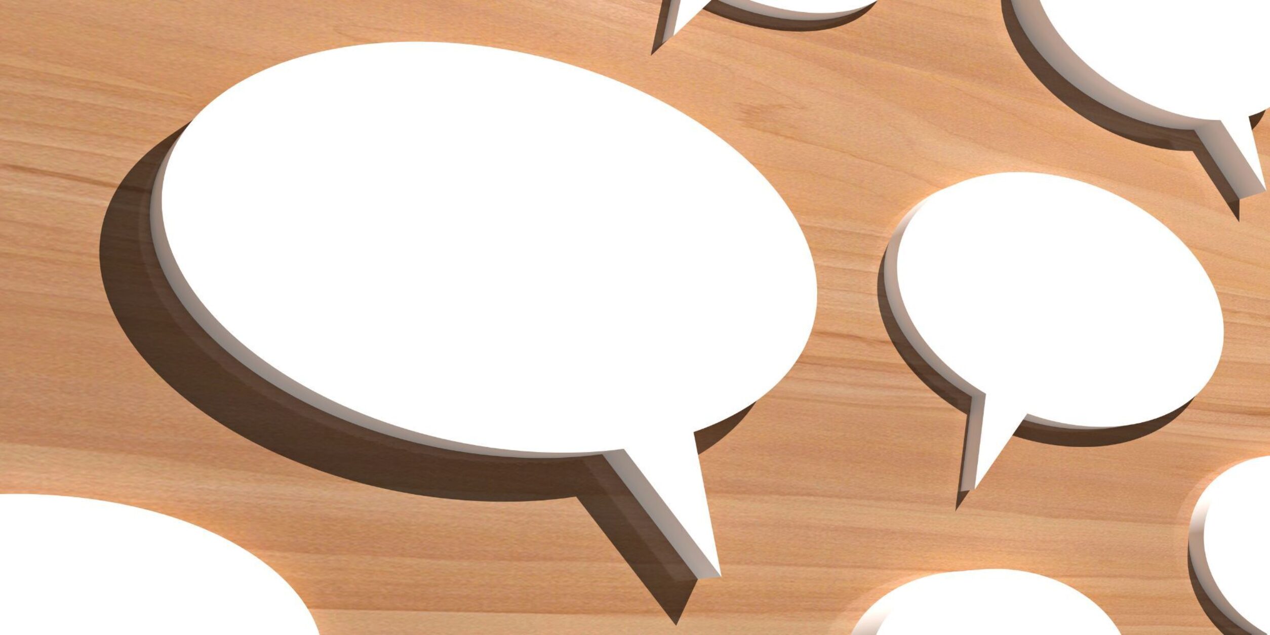 Leere weiße Sprechblasen vor Holz-Hintergrund