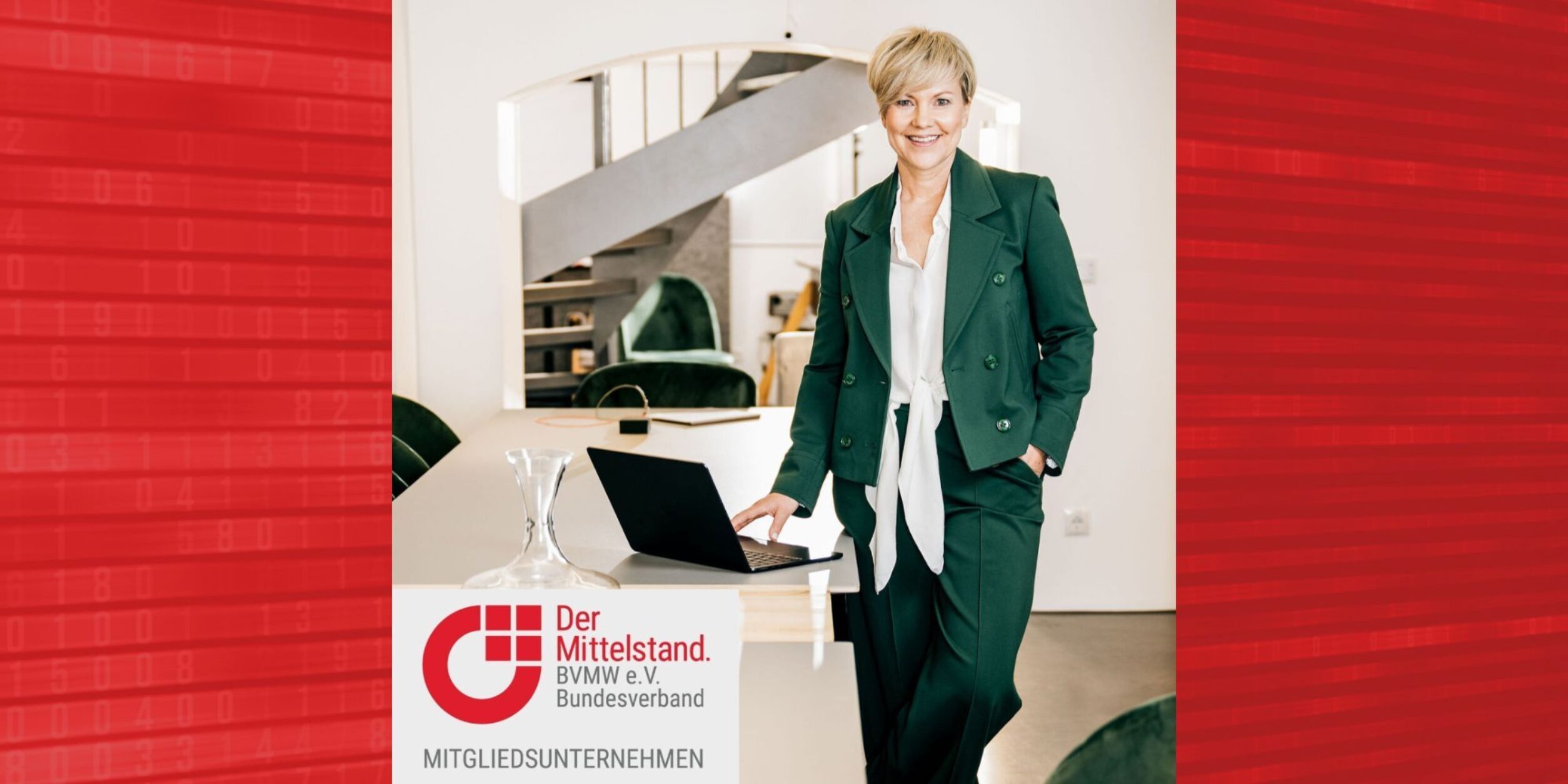 Heidi Hofer am Schreibtisch, Schild BVMW Mitgliedsunternehmen