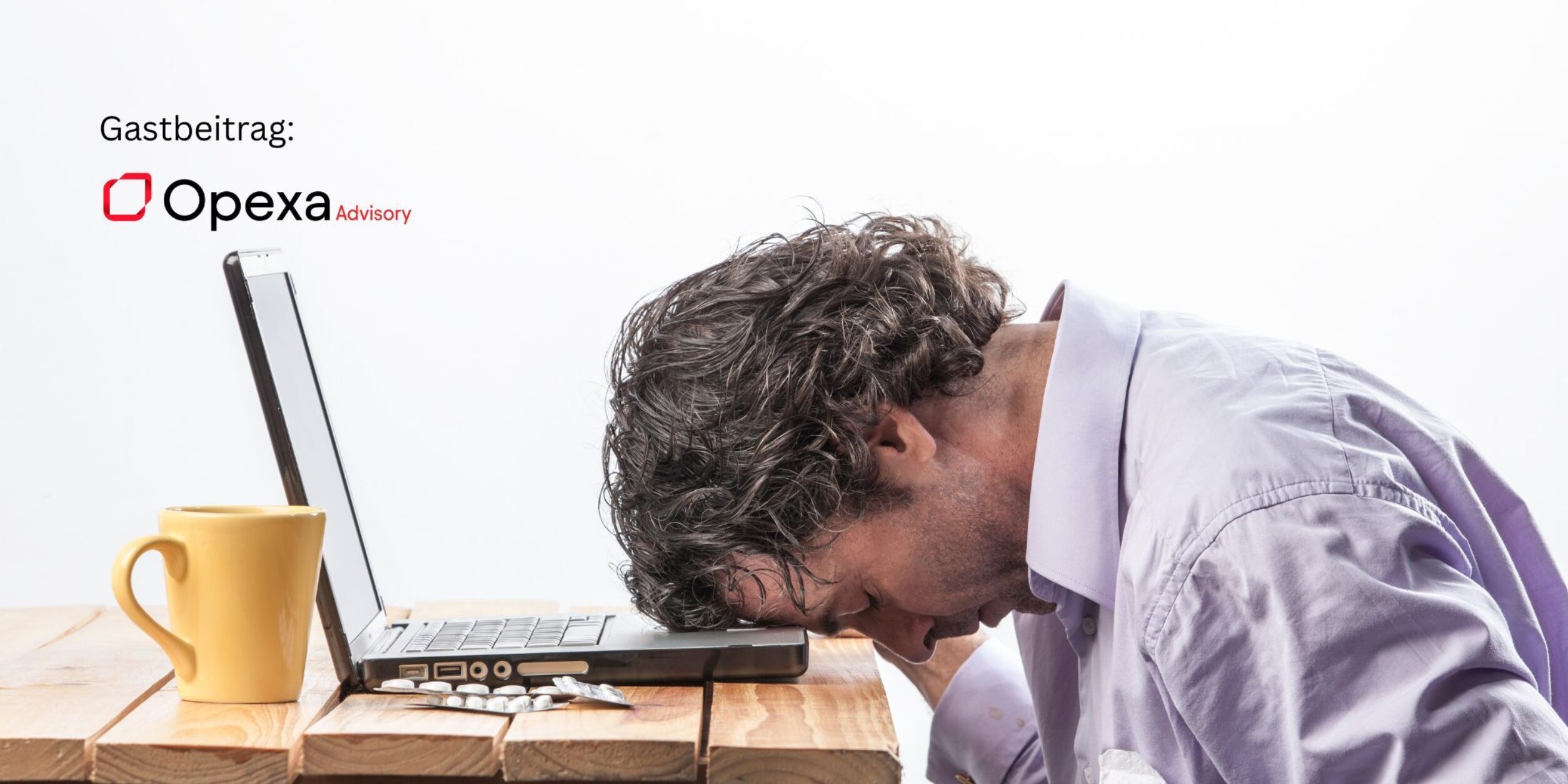 Mann liegt mit Kopf auf Laptop, Kaffeetasse daneben; Gastbeitrag: Opexa Adivsory (logo)