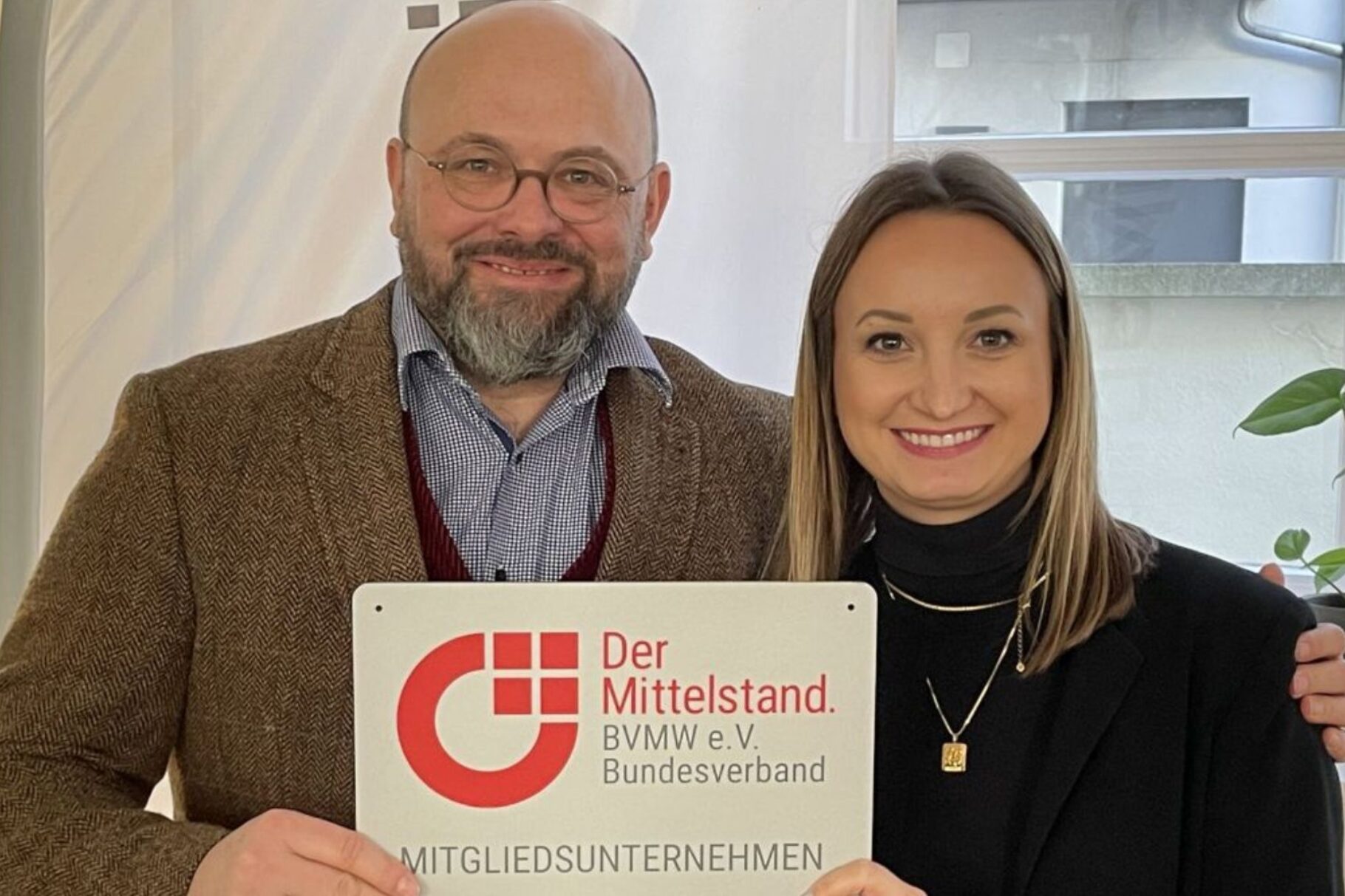 Robert J. Schiermeier und Alexandra Höhne mit BVMW Mitgliedsplakette