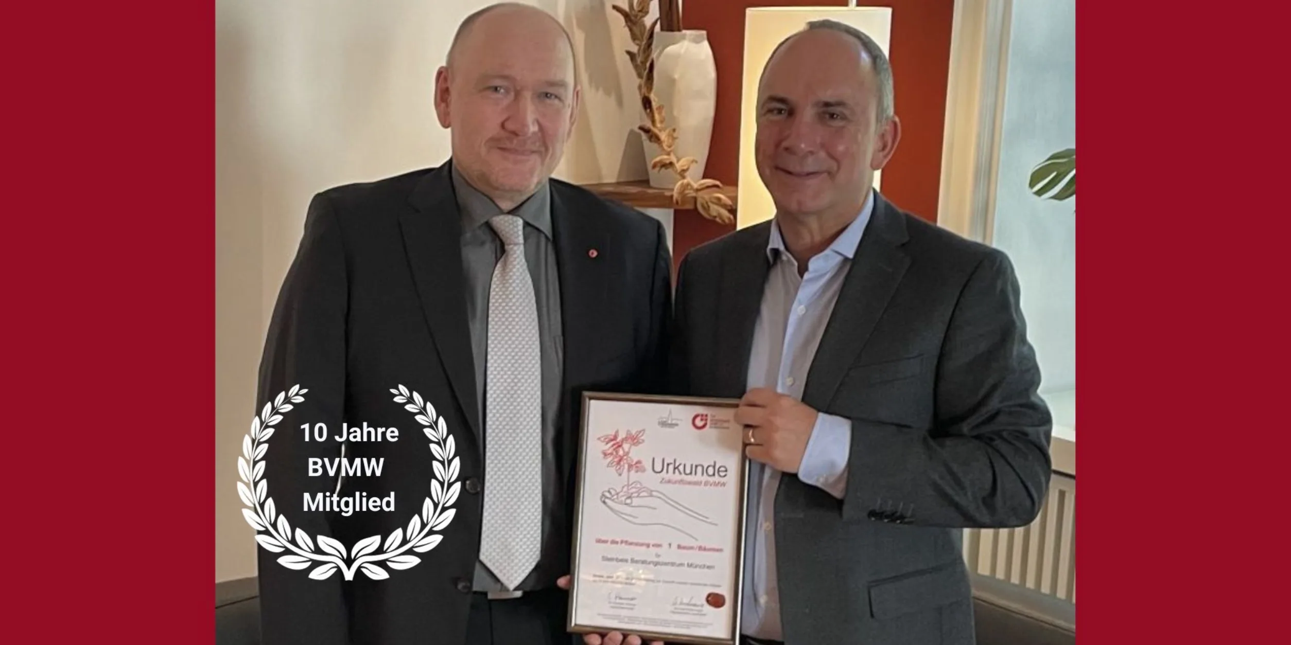 Wolfgang Thanner und Albert von Wallenrodt, mit Logo 10 Jahre BVMW Mitglied und Urkunde BVMW Zukunftswald