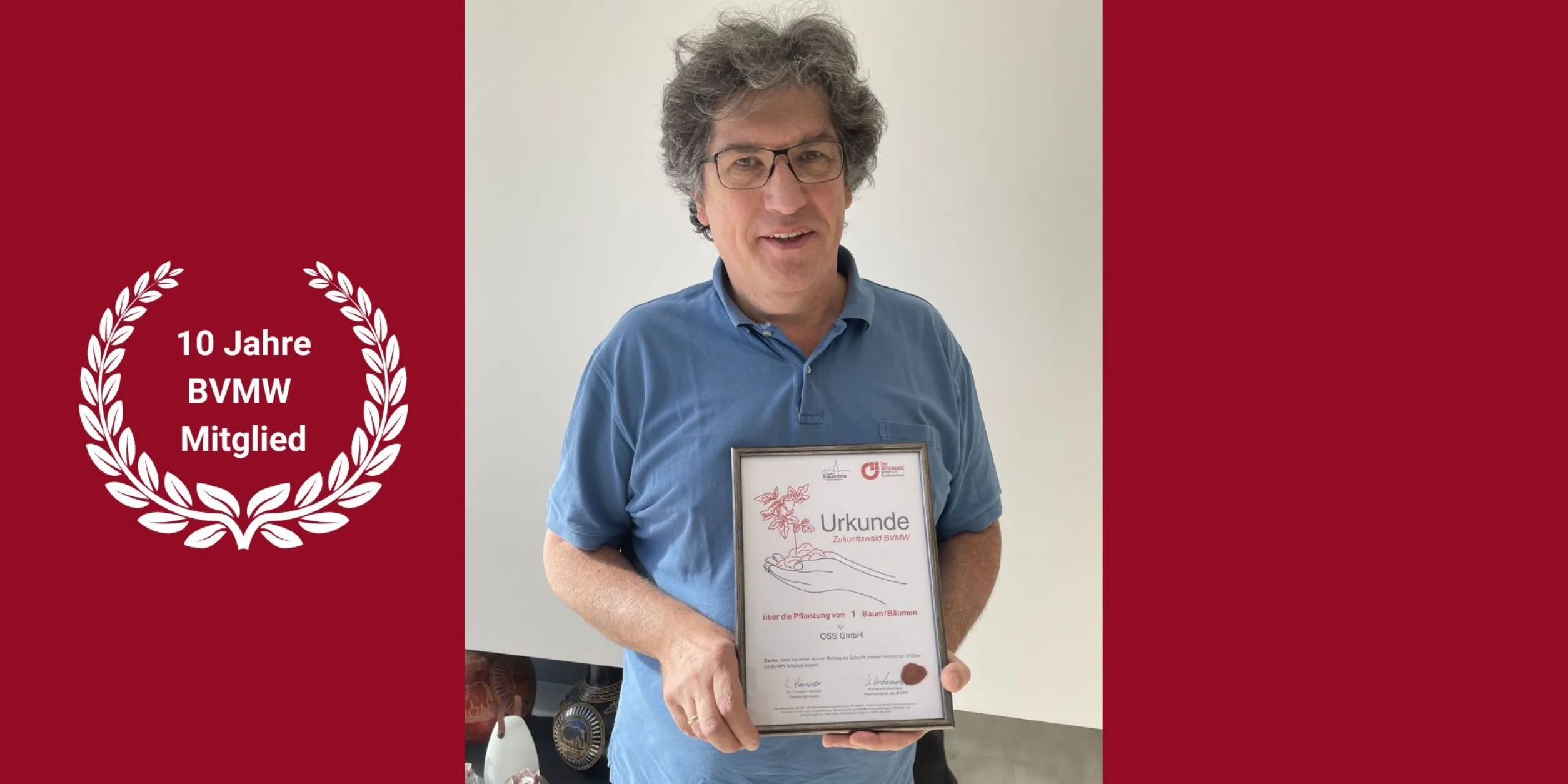Dieter Mayer, OSS Software GmbH mit Zukunftwald Urkunde und Aufschrift 10 Jahre BVMW Mitglied im Lorbeerkranz (vor rotem Hintergrund)