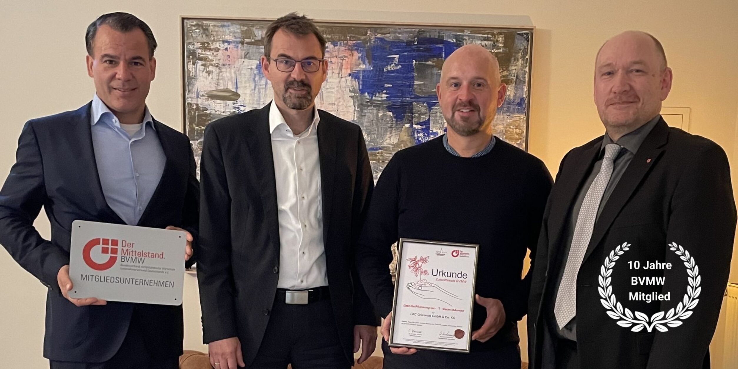 Gruppenfoto LKC mit BVMW Schild, Zukunftswald Urkunde und Aufschrift 10 Jahre BVMW Mitglied