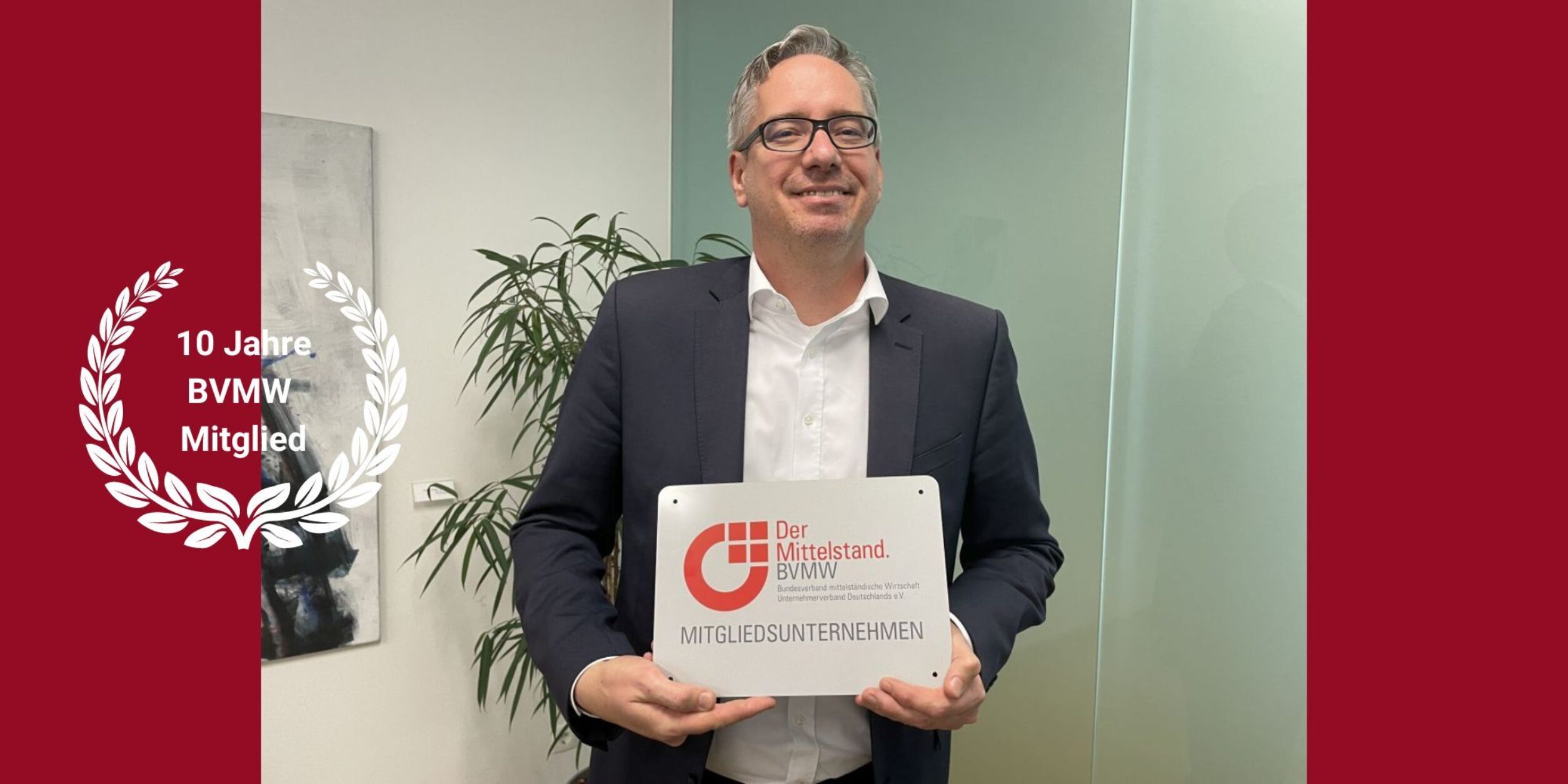 Berndt Bölle mit BVMW Mitglieds-Plakette