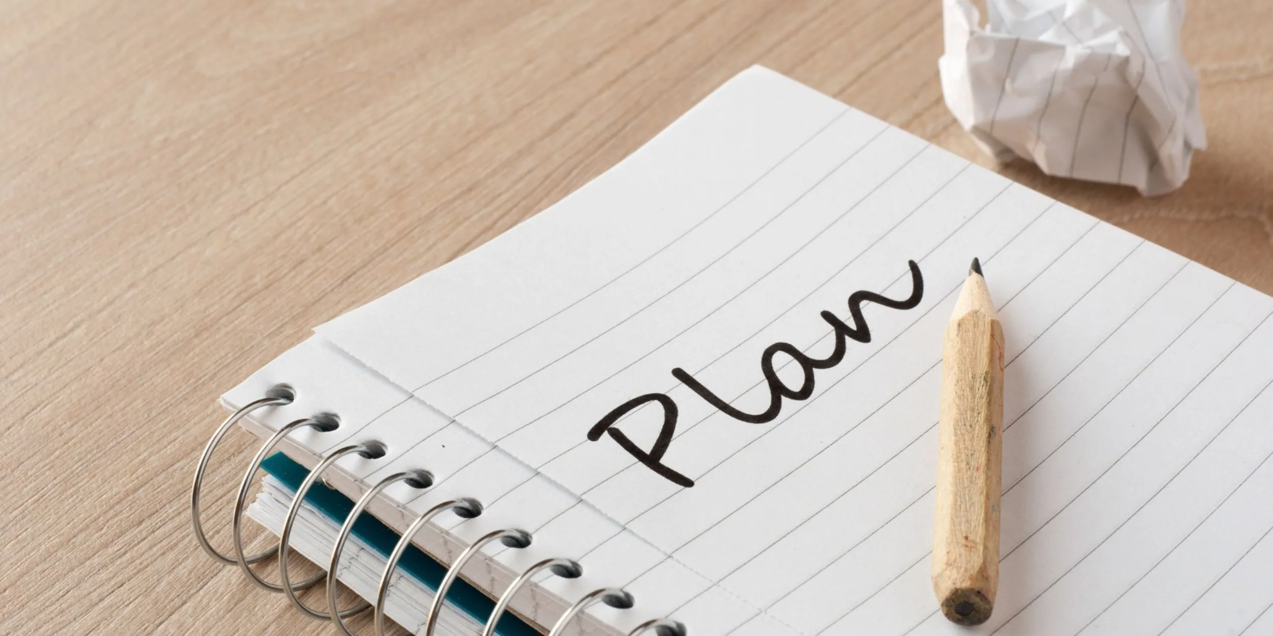 Ring-Block, Bleistift, zerknülltes Papier, Aufschrift "Plan"