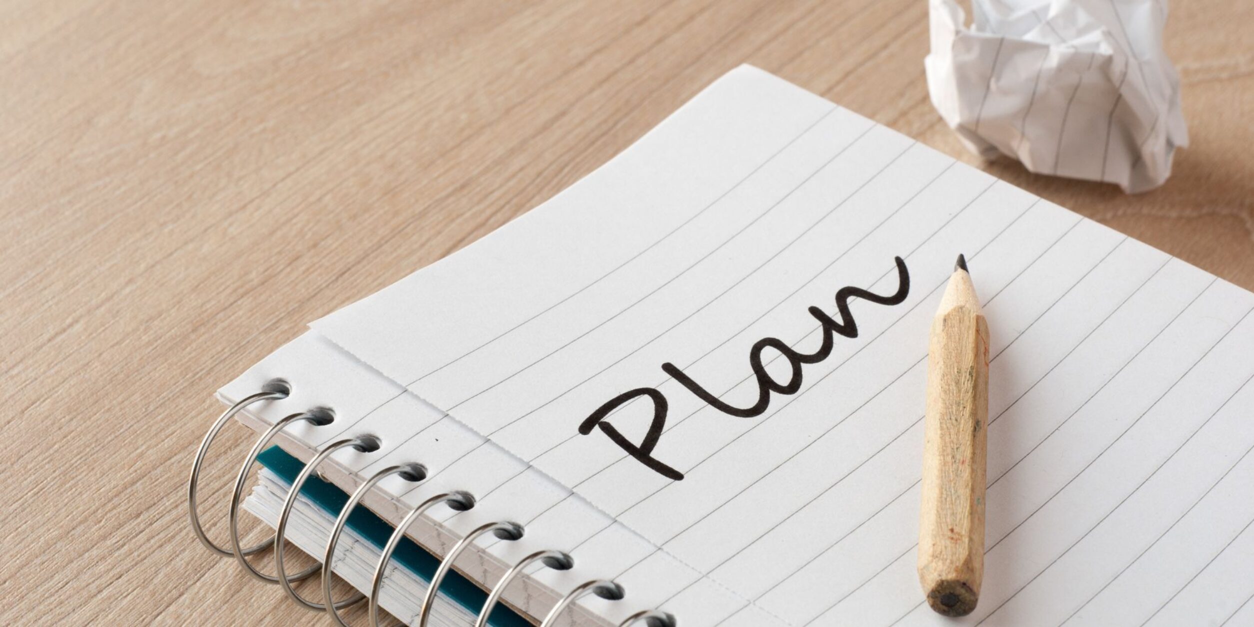 Ring-Block, Bleistift, zerknülltes Papier, Aufschrift "Plan"