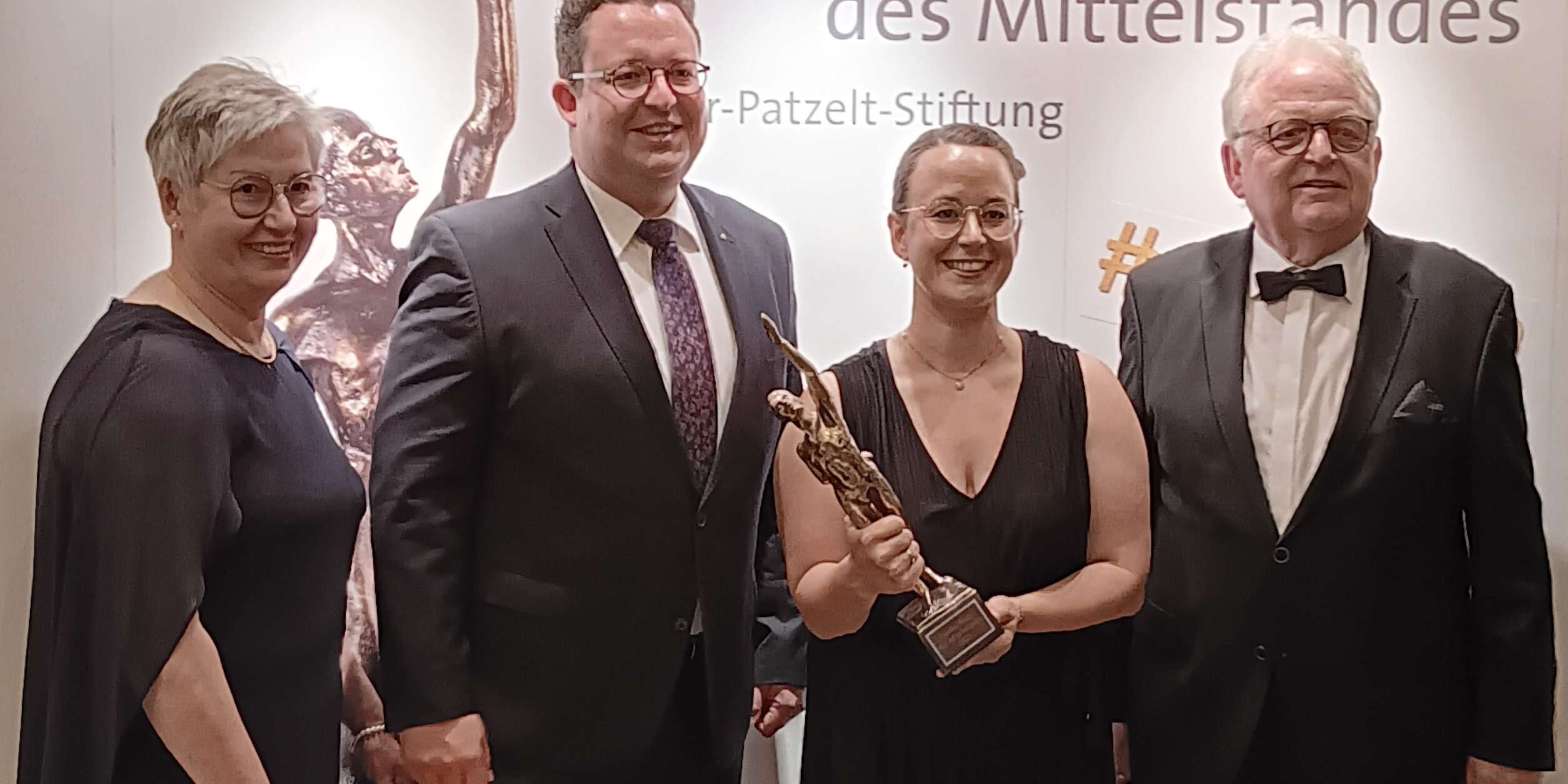 Inhaber Familie Schulte freut sich generationsübergreifend über die Ehrung