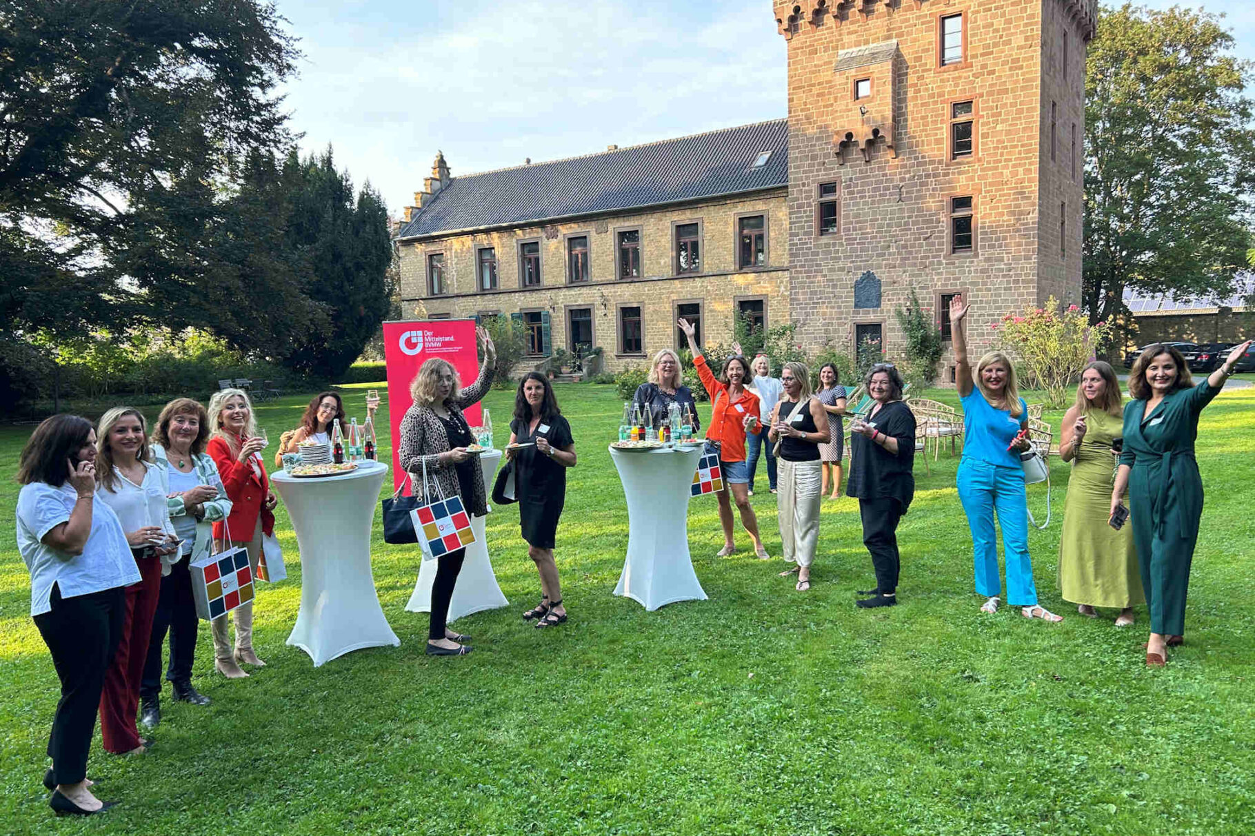 teilnehmerinnen im Burggarten vor der Burg