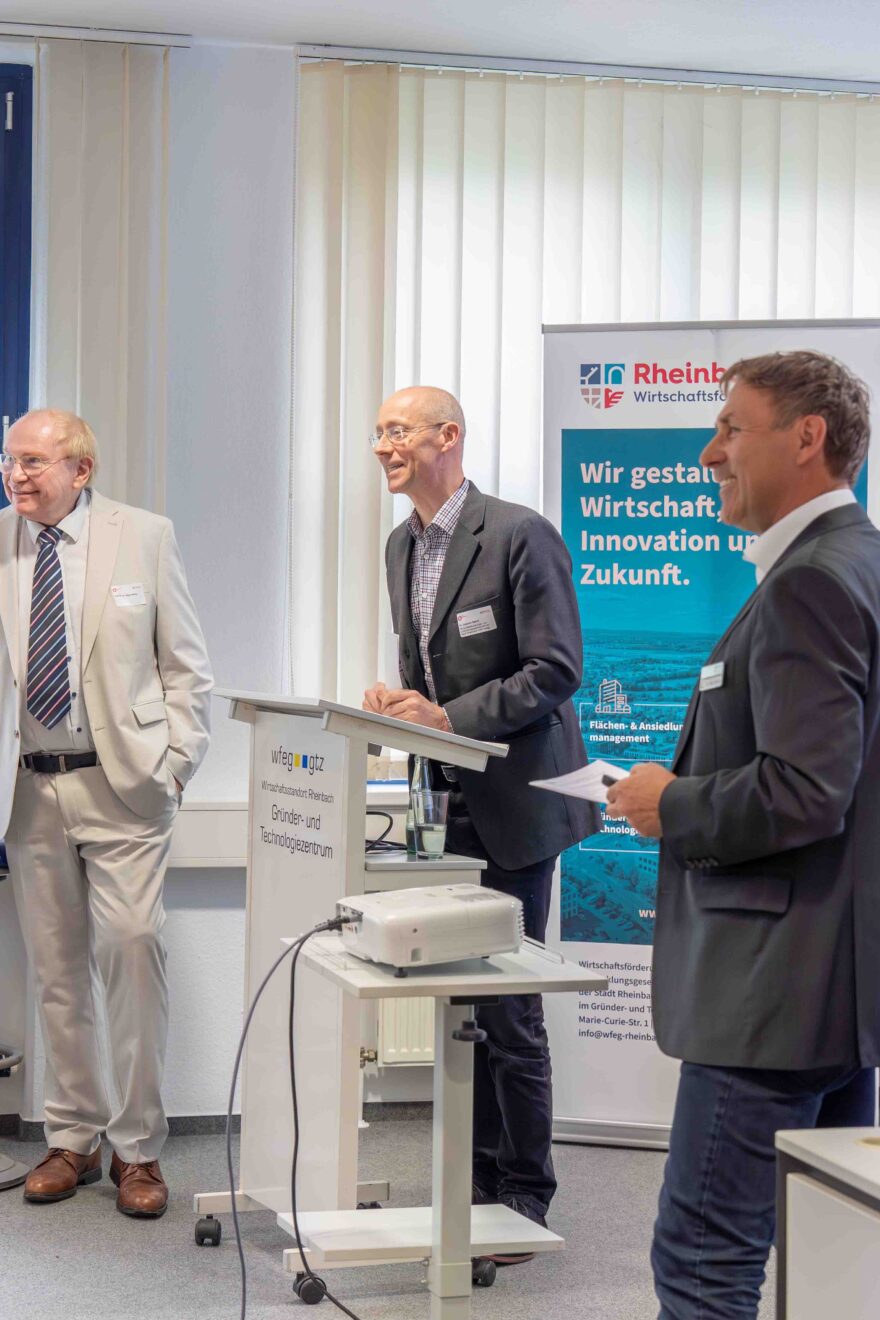 Bild gemeinsamer Auftritt des Referenten, des Gastgebers und des Oragnisators