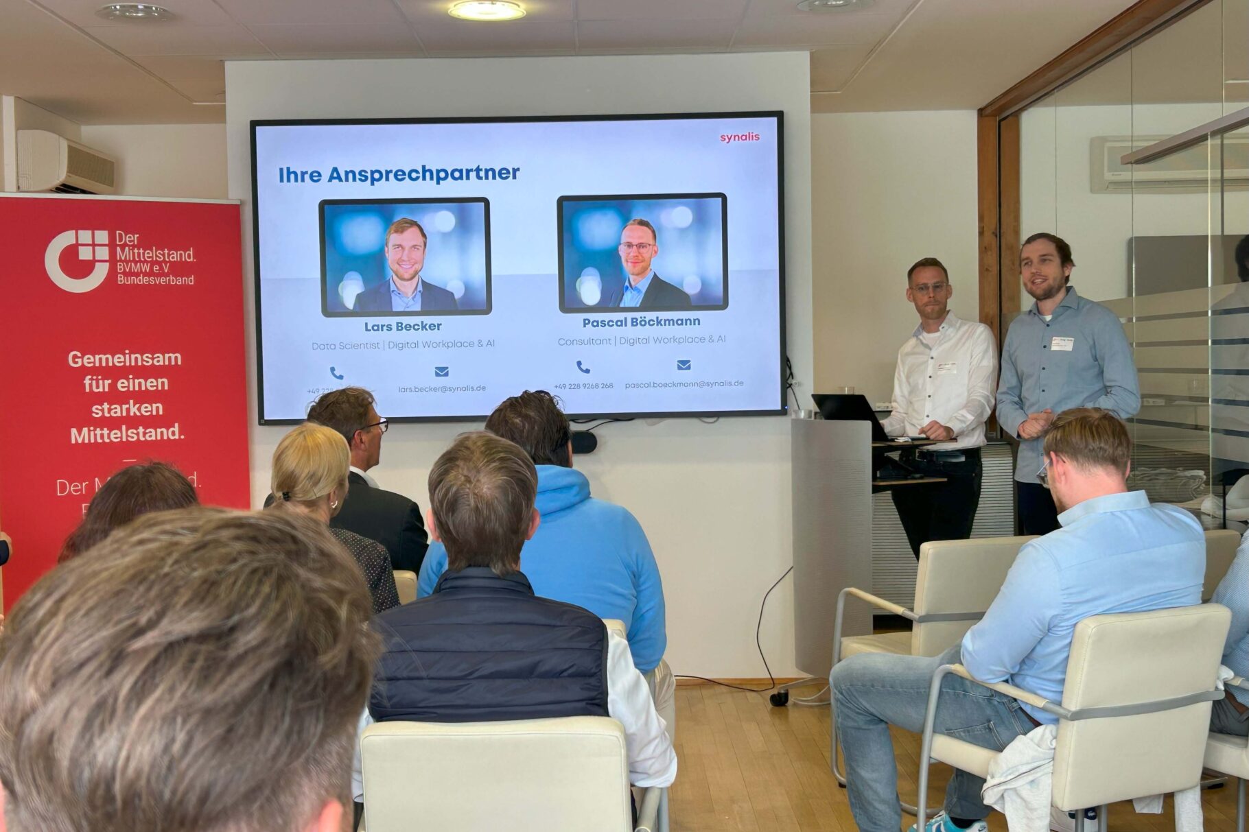 Referenten Tobias und Fabian Felten vor den Teilnehmern