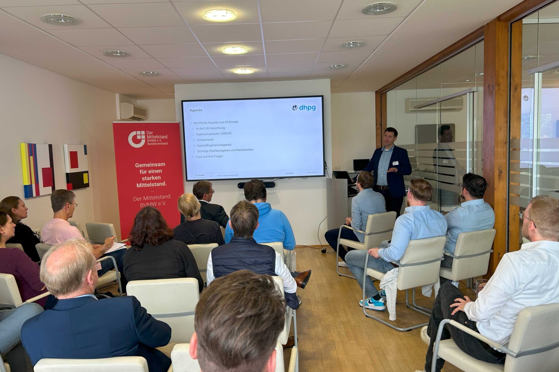 Referent Dr. Christian Lenz vor den Teuilnehmern