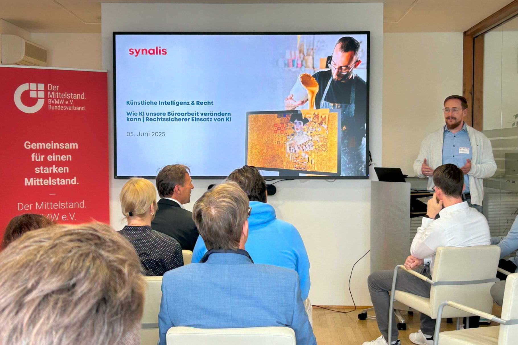 Referent Tobias Felten vor den Teilnehmern