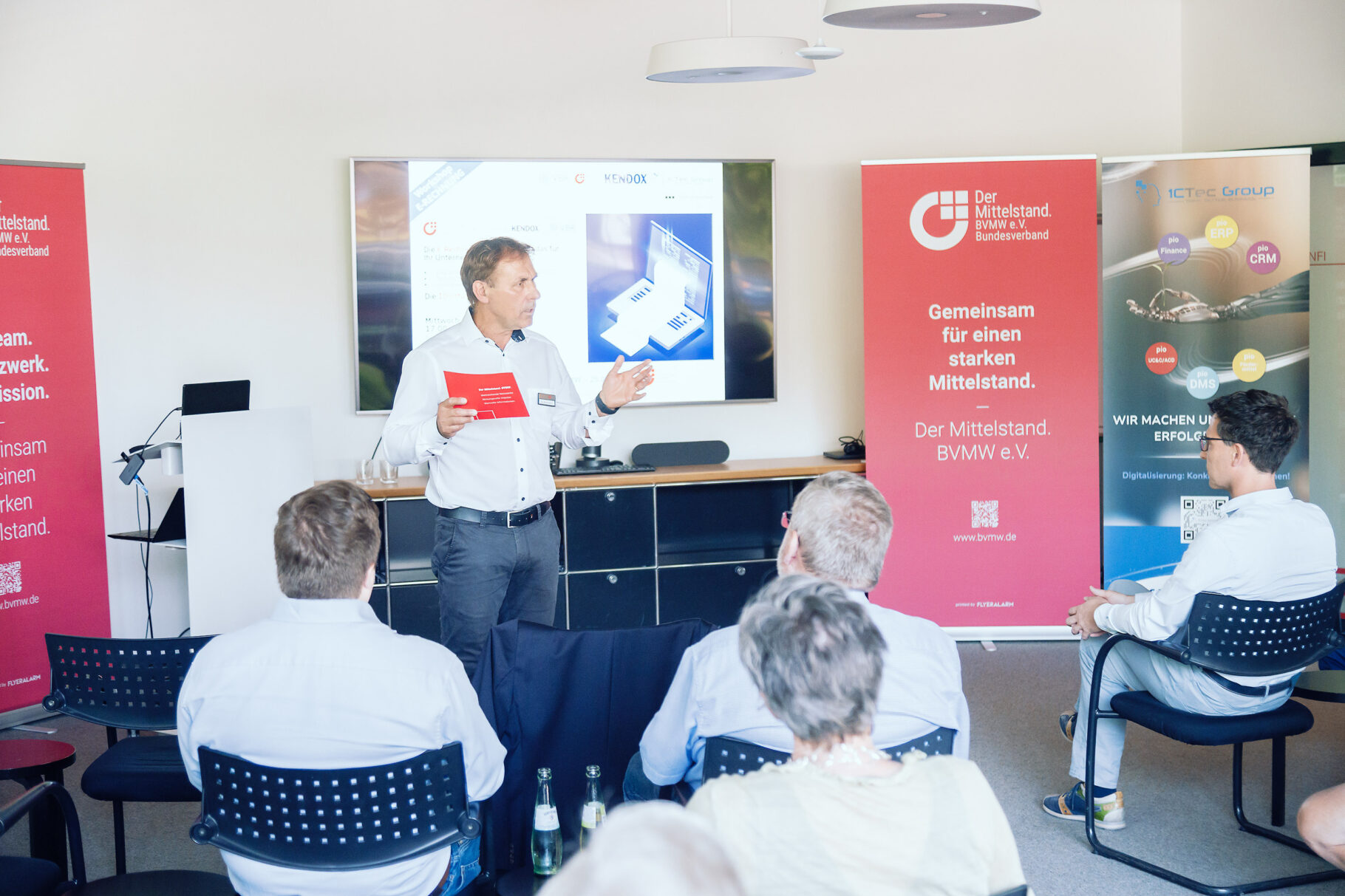 Dr. Alois Kreins als Organisator zwecks Moderation auf der Bühne