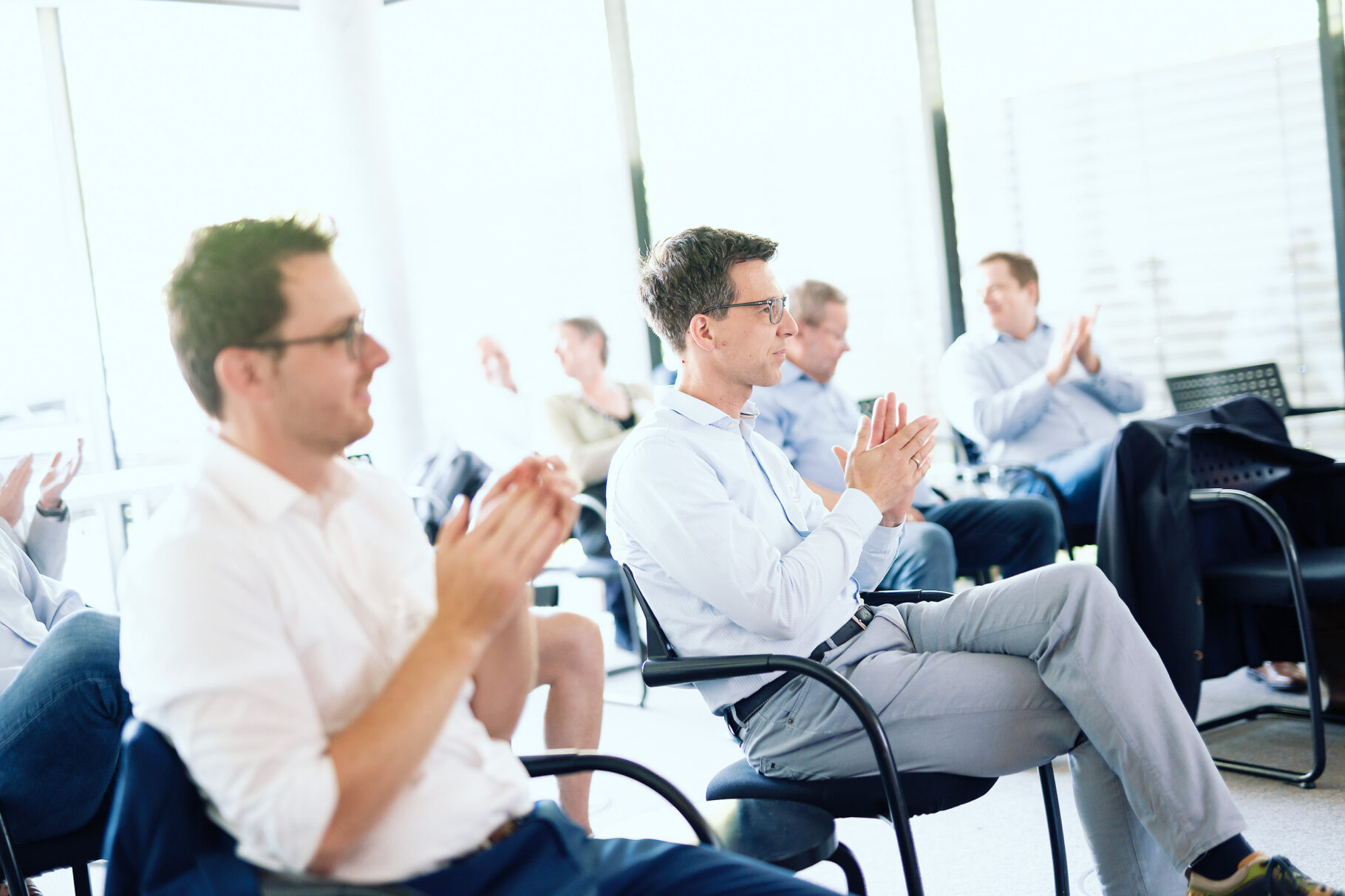 Teilnehmer applaudieren