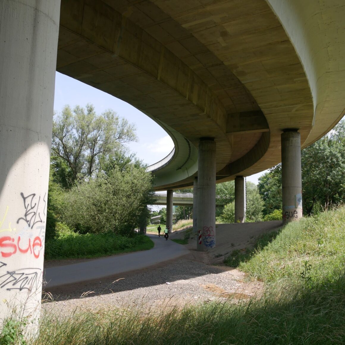 Blick auf eine  Brücke von unten, die Saniert werden soll