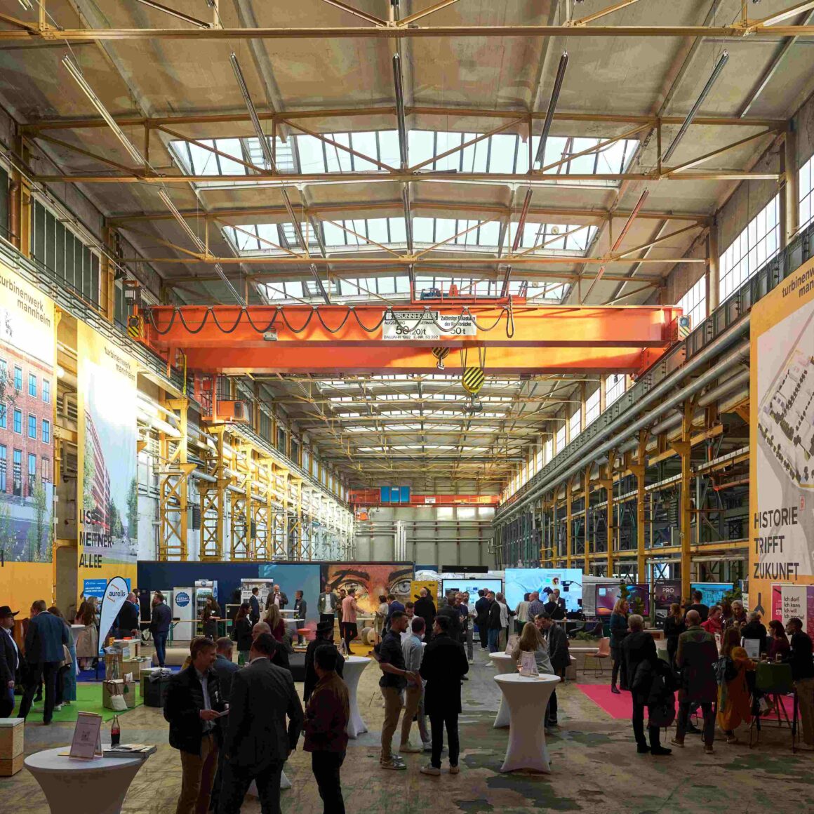 Blick auf die besetzten Infostände in der Turbinenhalle