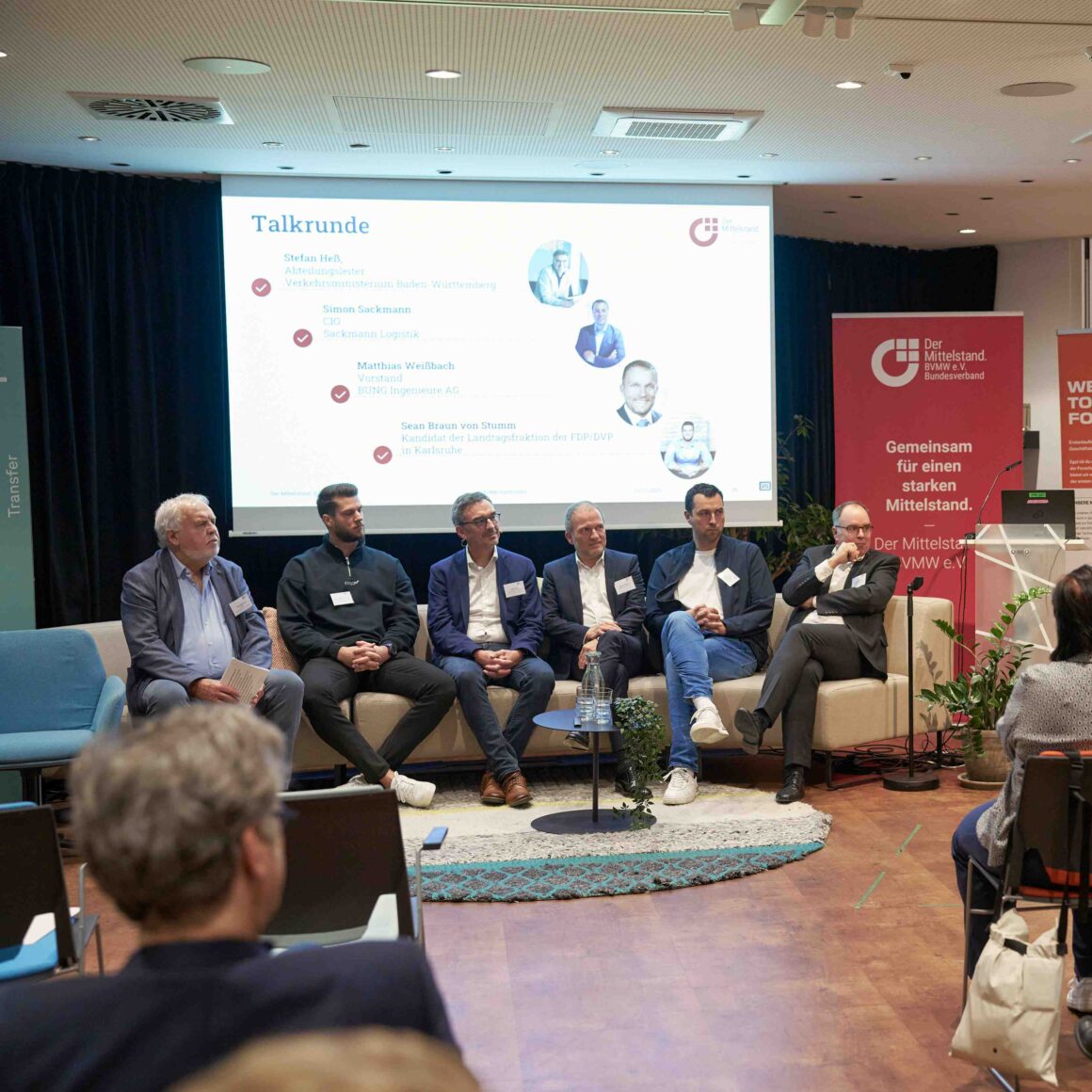 Der Blick der Teilnehmer auf die Talkrunde bei BVMW macht mobil