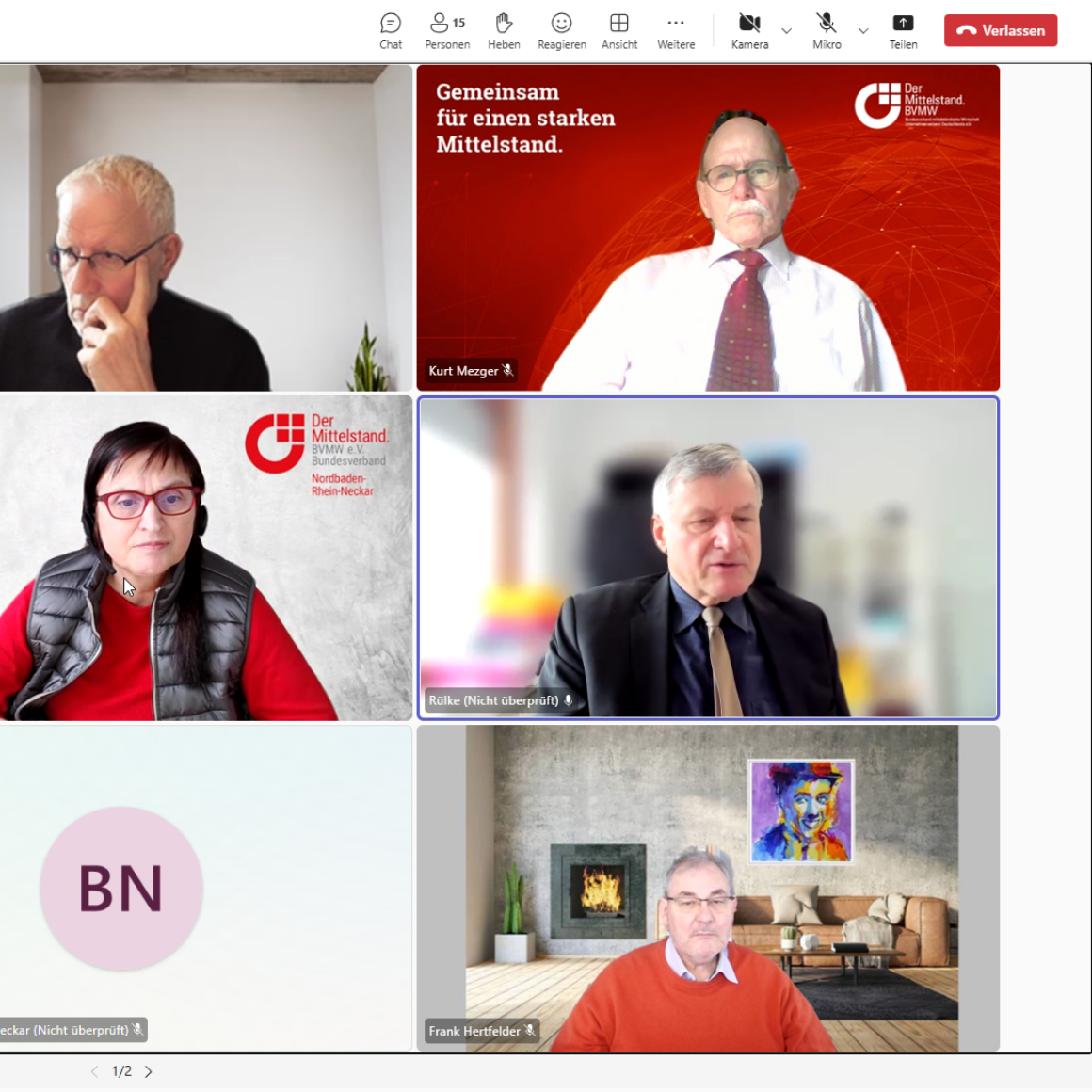 Teilnehmer im Austausch mit dem Politiker