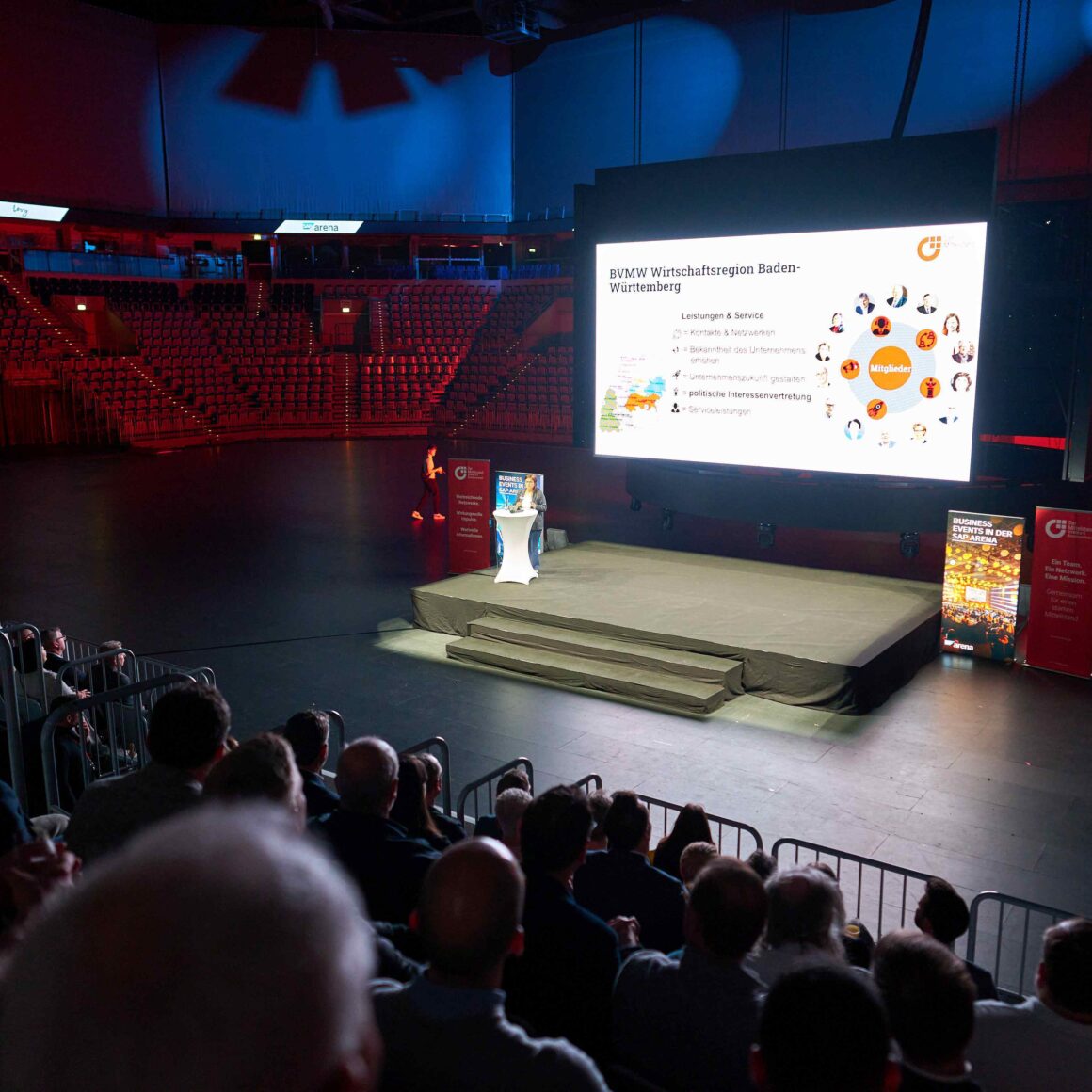 Blick der Teilnehmer auf die Bühne