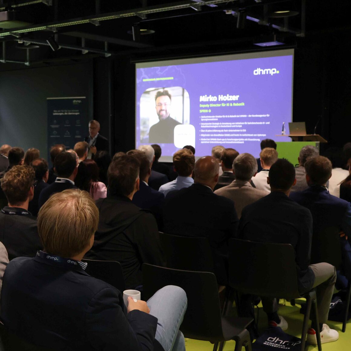 Blick der Teilnehmer auf die Bühne während eines Vortrags