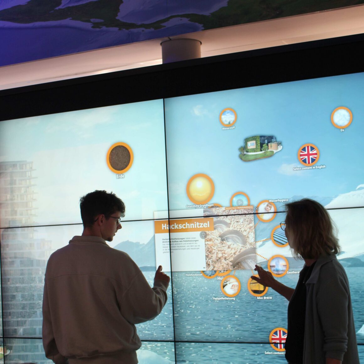 Teilnehmer beim Erkunden der KlimaArena