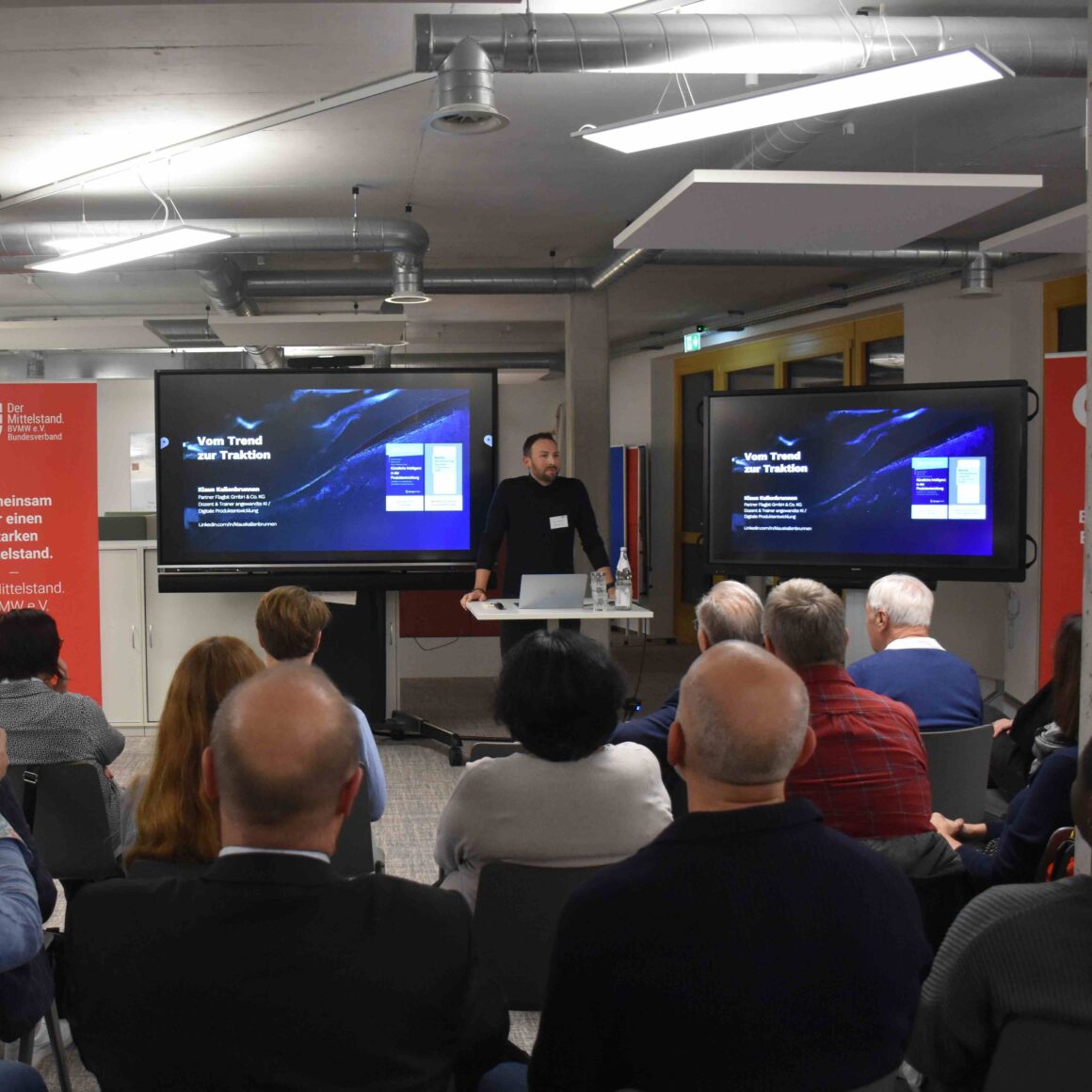 Blick der Teilnehmer auf den Referenten